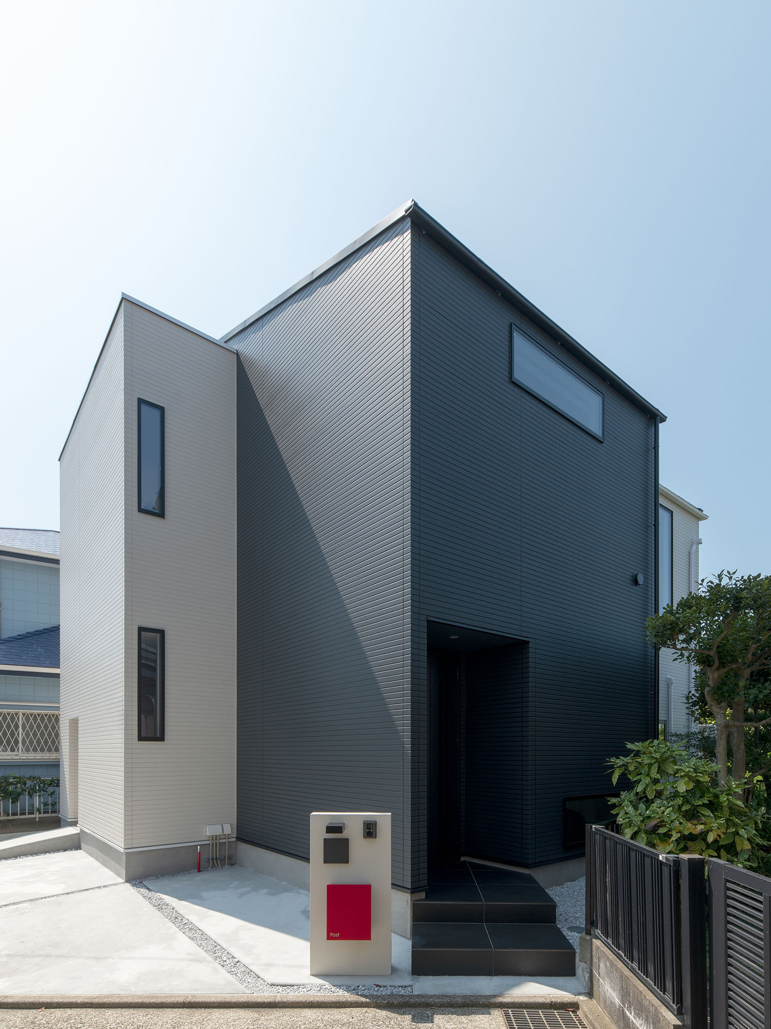 白と黒の二色を使った外観の住宅・デザイン住宅