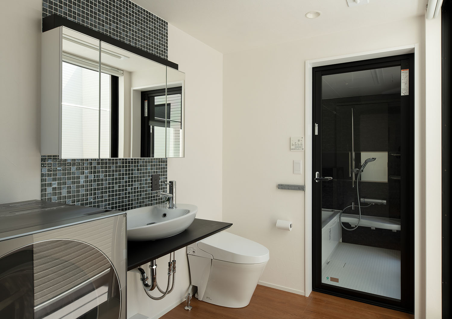 洗面所とトイレと浴室がまとまった空間・デザイン住宅