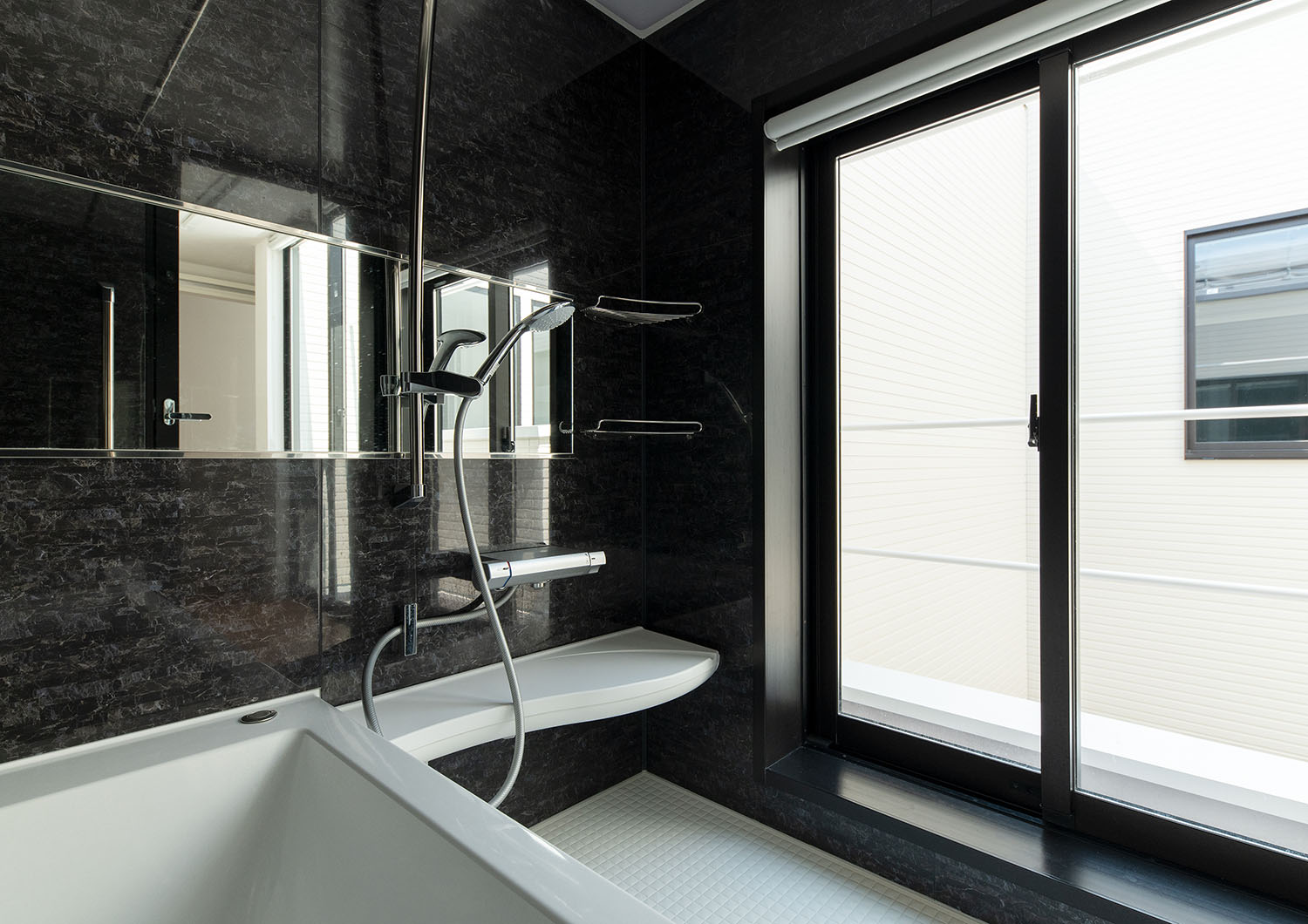 黒を基調とした大きな窓がある浴室・デザイン住宅