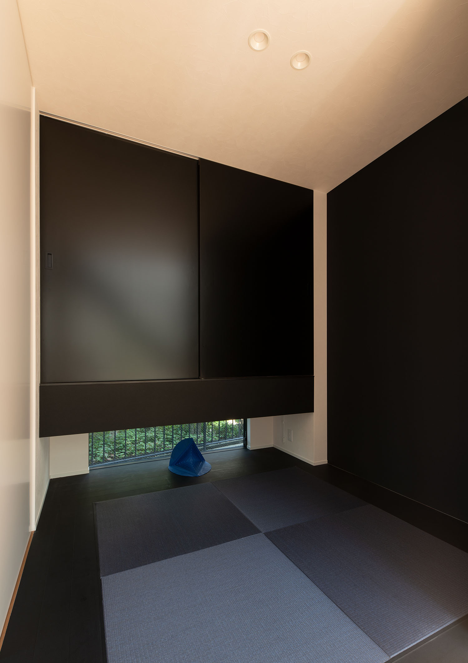 青い琉球畳と黒い棚を設けた地窓のある和室・デザイン住宅