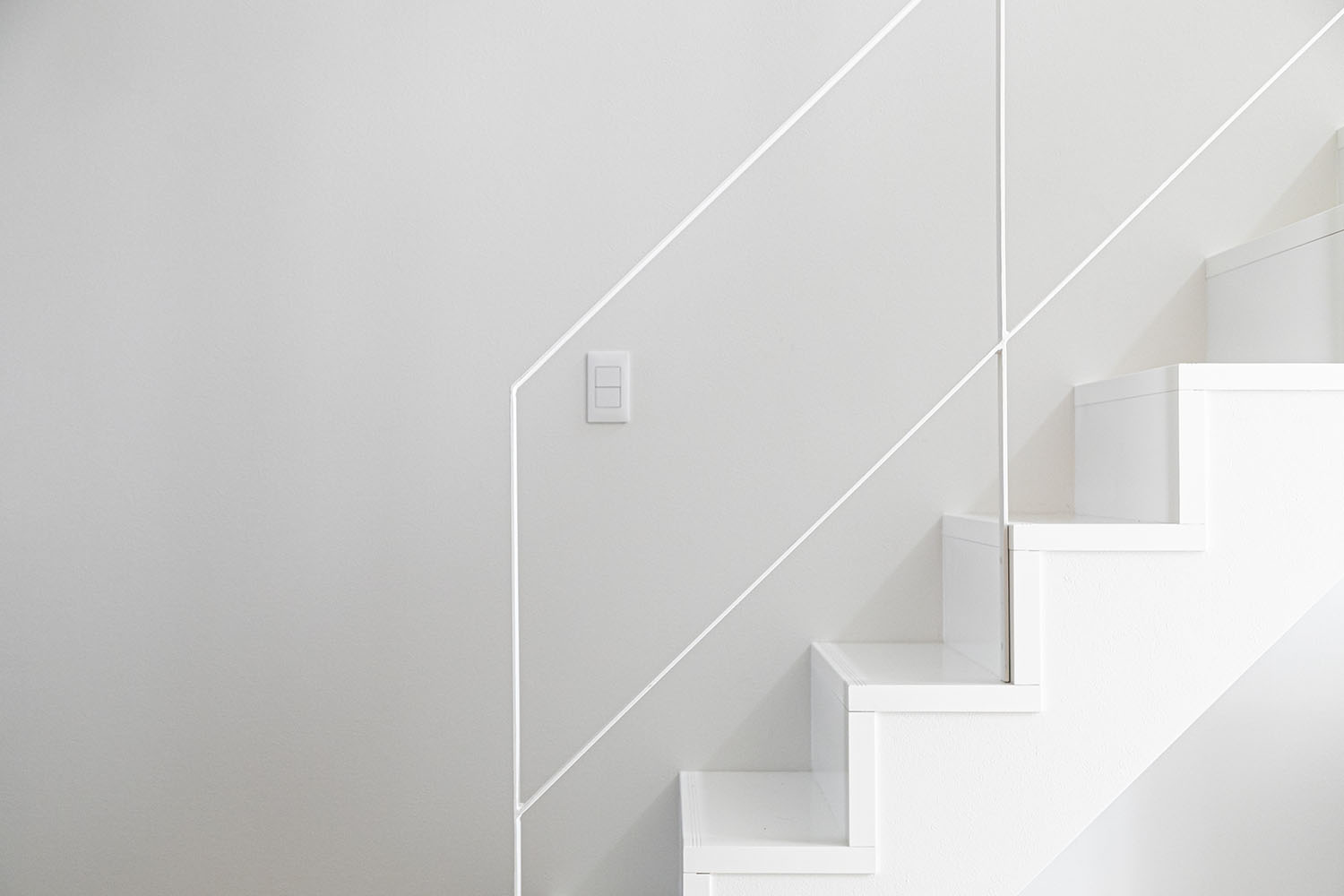 壁と手すりも白で統一された白い階段・デザイン住宅