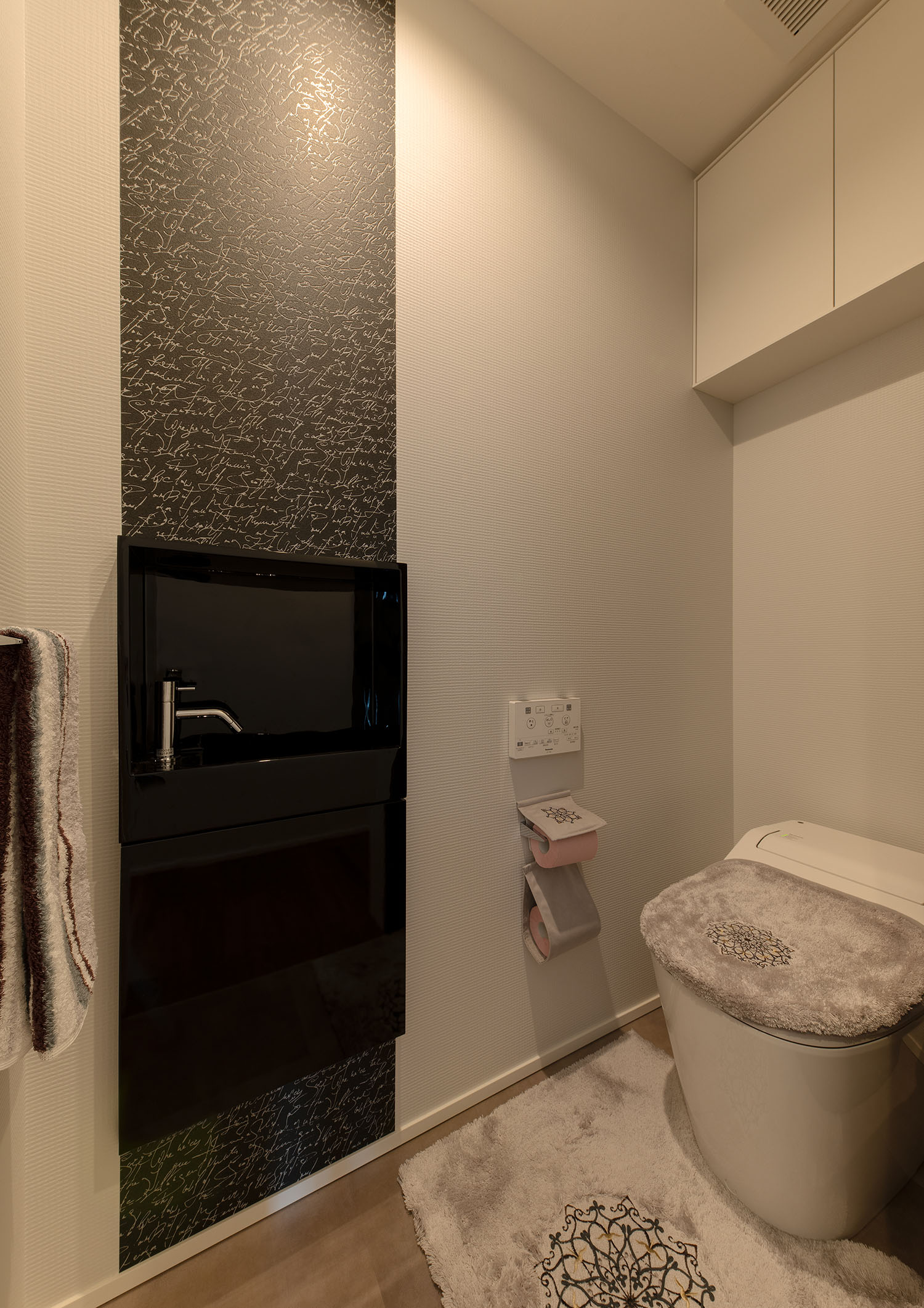 アクセントウォールや薄型手洗いを黒にしたトイレ・デザイン住宅