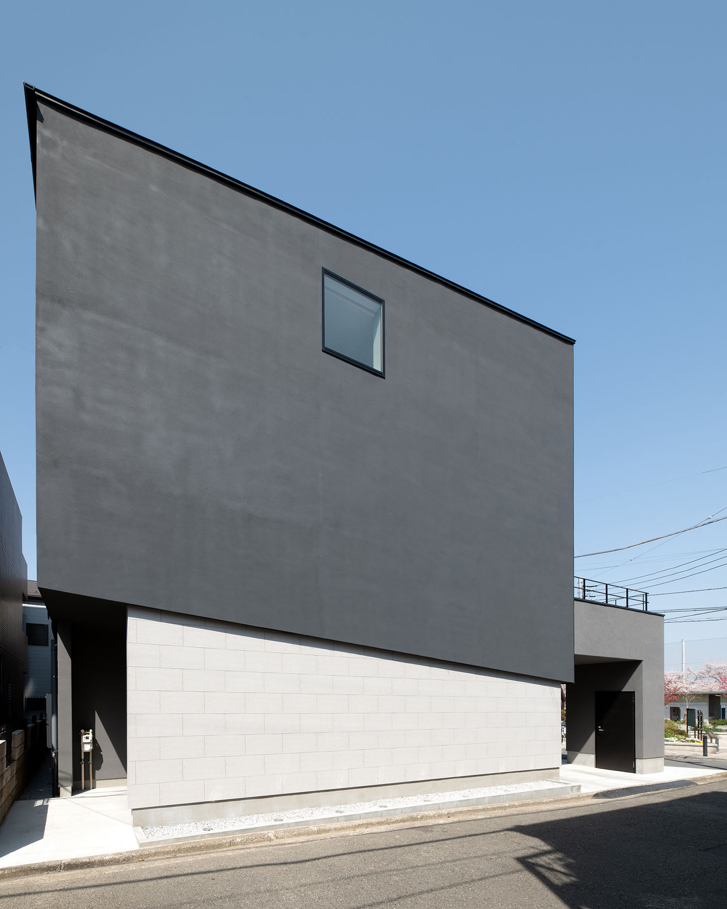 屋根が斜めになっている黒い外観の住宅・デザイン住宅