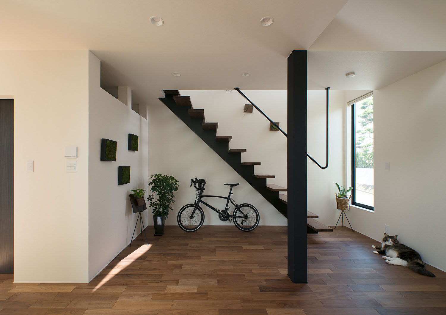 スケルトン階段の下に自転車が収納されている部屋・デザイン住宅