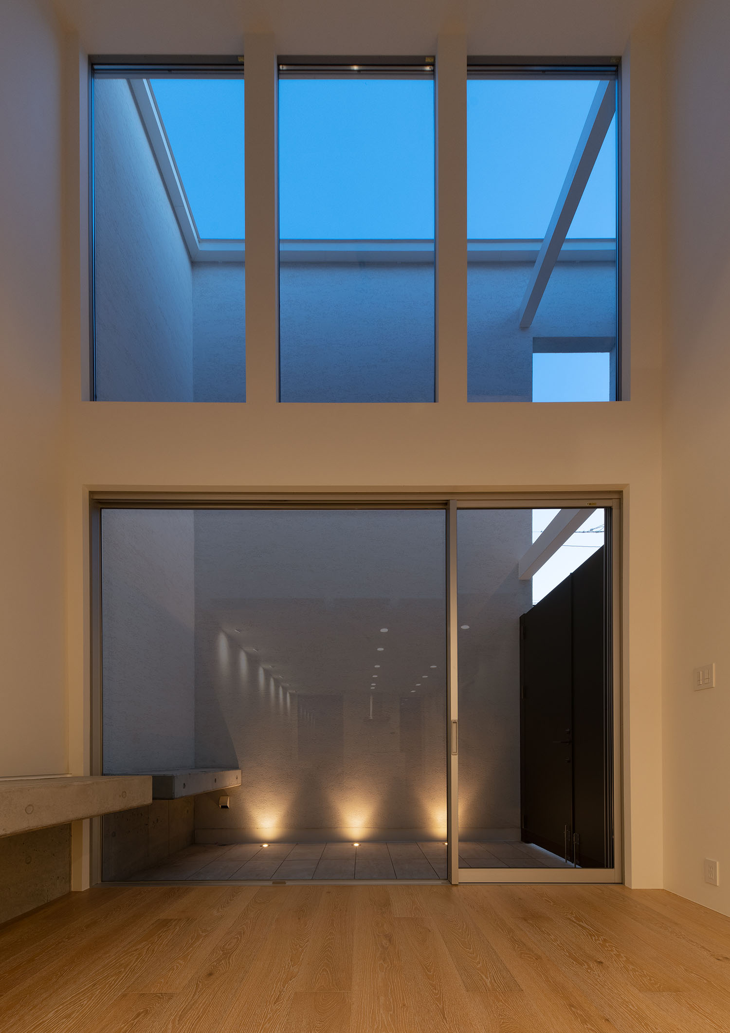 屋外照明によって照らされる中庭・フリーダムアーキテクツの事例