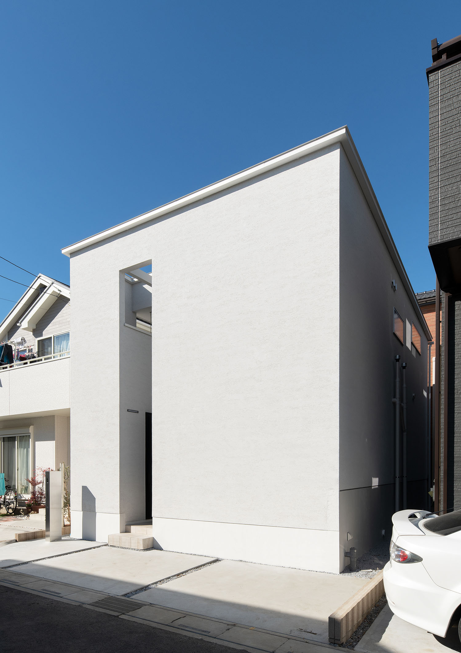 白いキューブ状にスリットが入った住宅の外観・フリーダムアーキテクツの事例