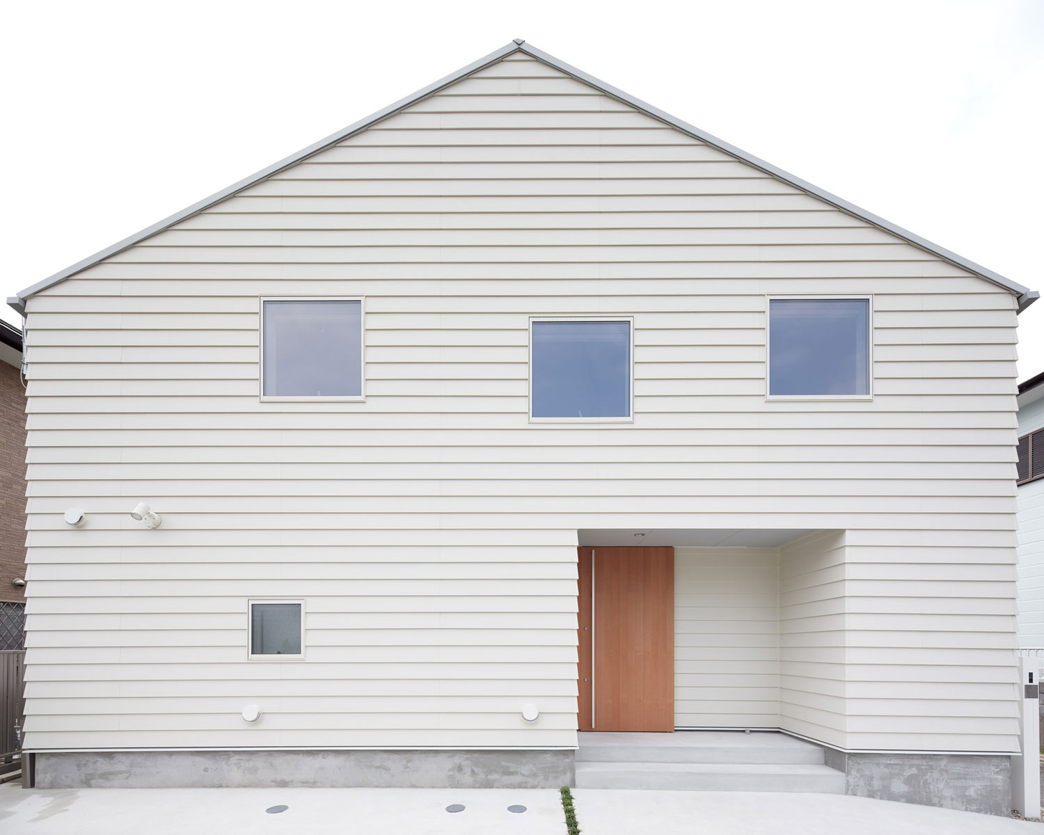 三角屋根になっている白い壁の住宅・フリーダムアーキテクツの事例