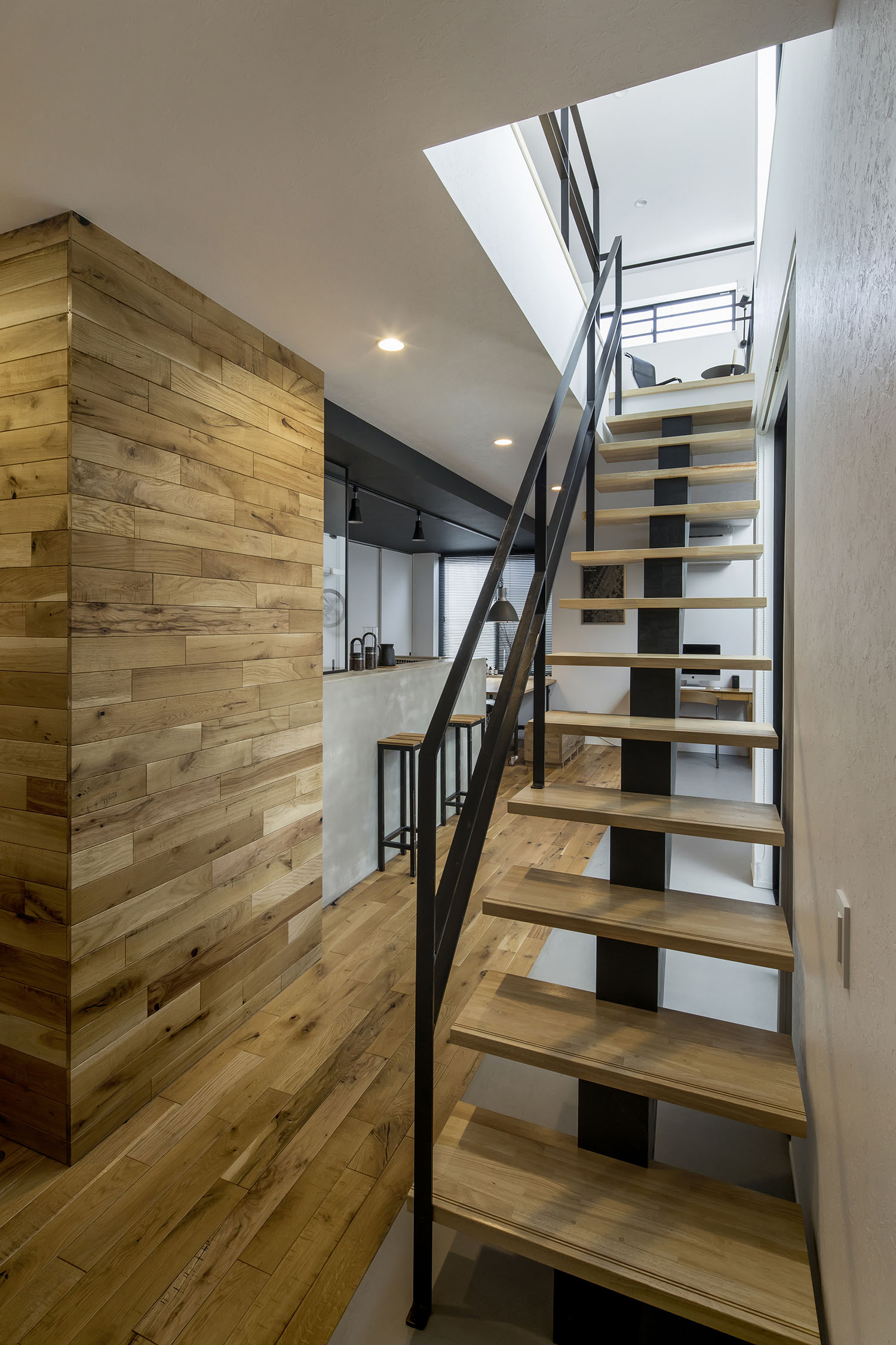 床と壁に木材を使った部屋にある、木製のスケルトン階段・フリーダムアーキテクツの事例