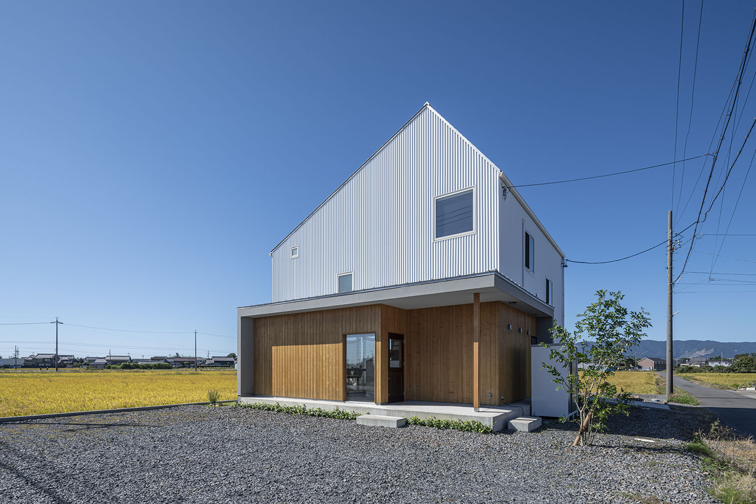 田園風景の中に建つ、三角屋根の家・フリーダムアーキテクツの事例