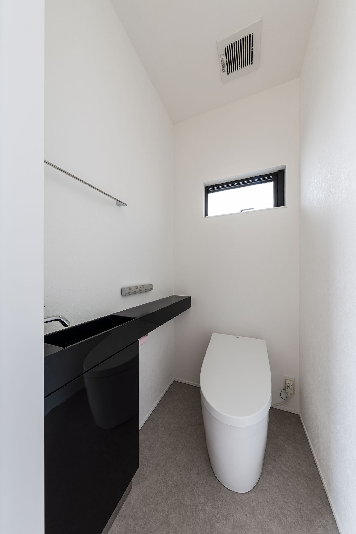 注文住宅・平屋・トイレ・モノクロのトイレ・薄型手洗い黒