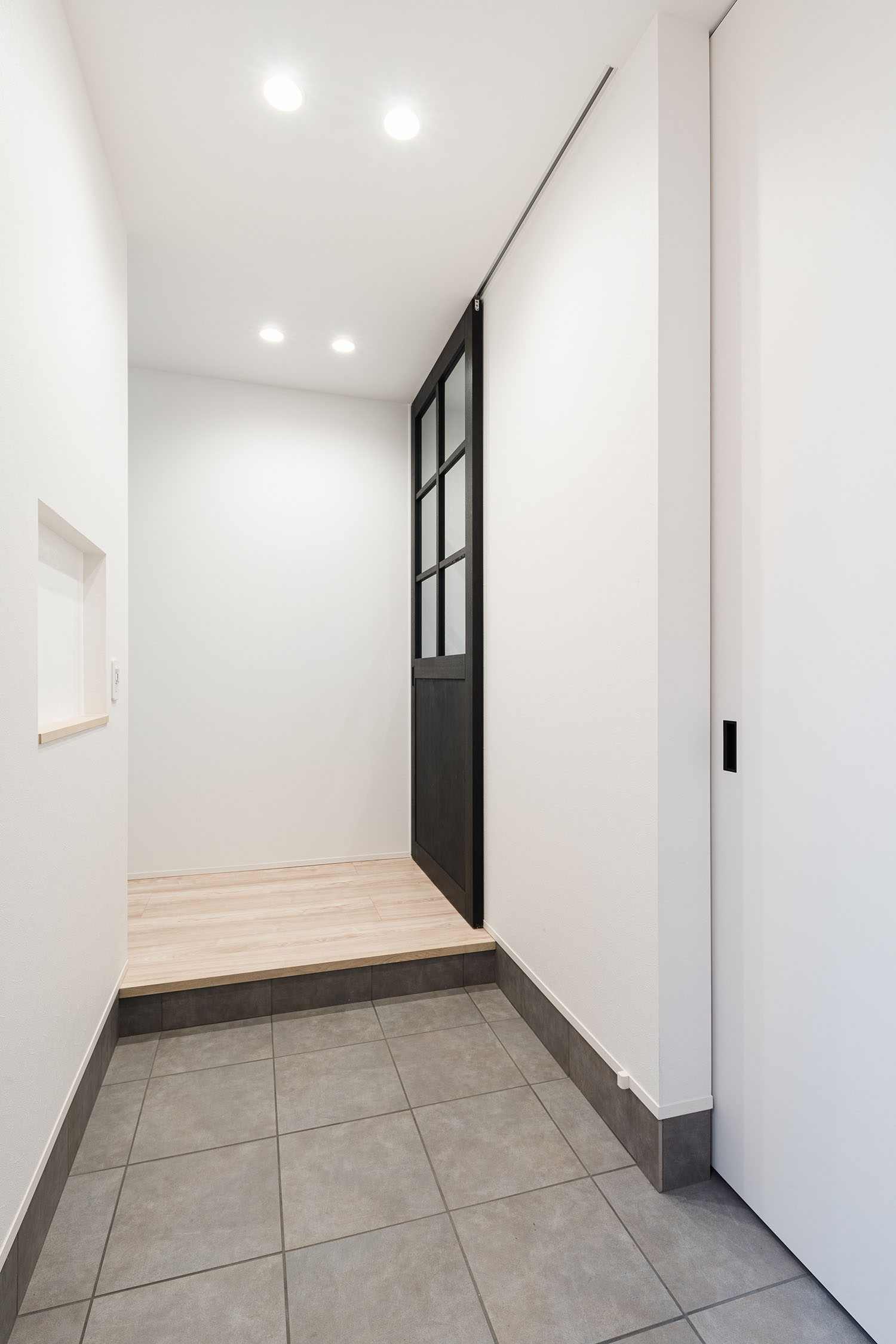 注文住宅・玄関・タイル張り・モノトーンの玄関・明るい玄関・白を基調とした