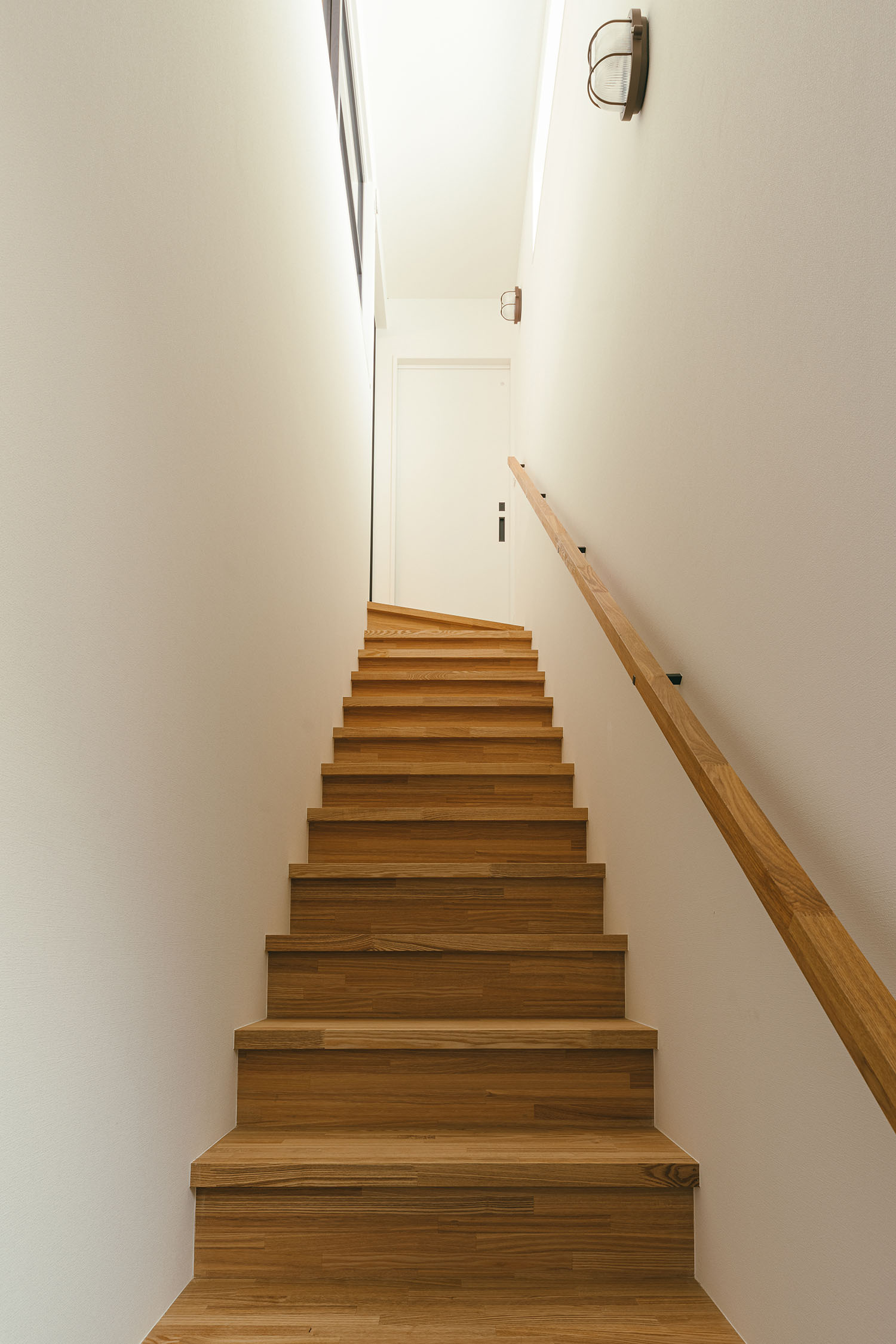 注文住宅・階段・箱型階段・木製の階段・スリット窓