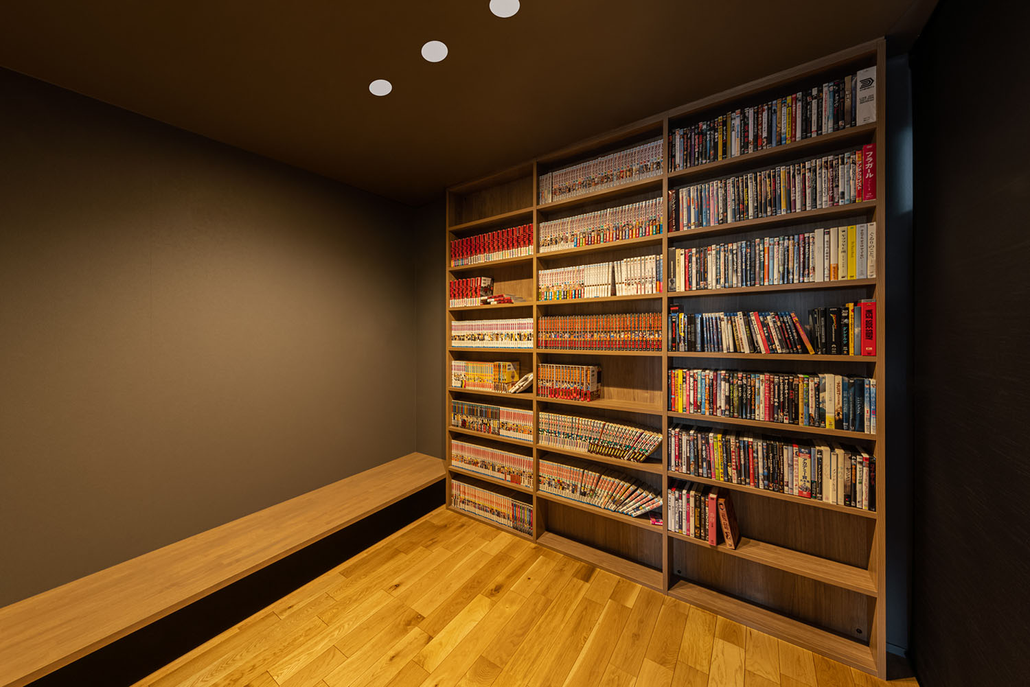 注文住宅・書斎・寝室とつながる・壁一面の本棚・プライベート空間・趣味を楽しむ空間