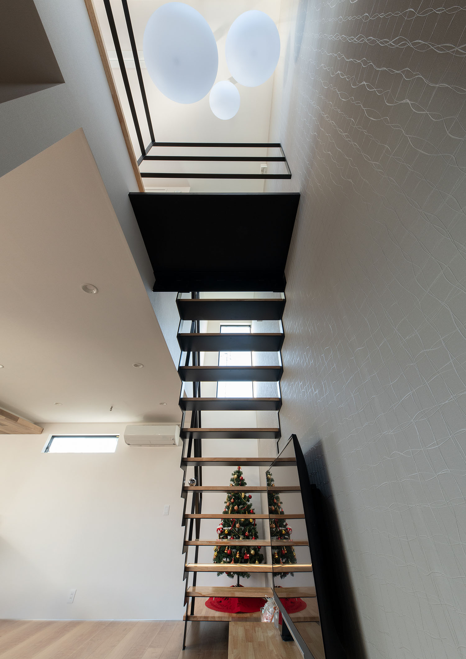 注文住宅・階段・吹き抜け・木製のスケルトン階段・アイアンの手すり・リビングイン階段