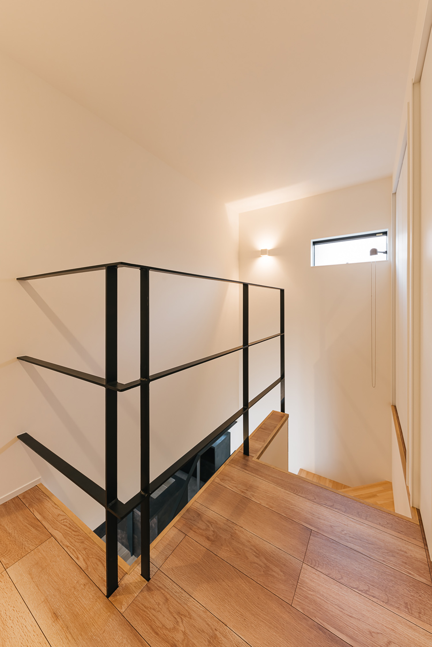 注文住宅・階段・木製のスケルトン階段・アイアンの手すり・スリット窓
