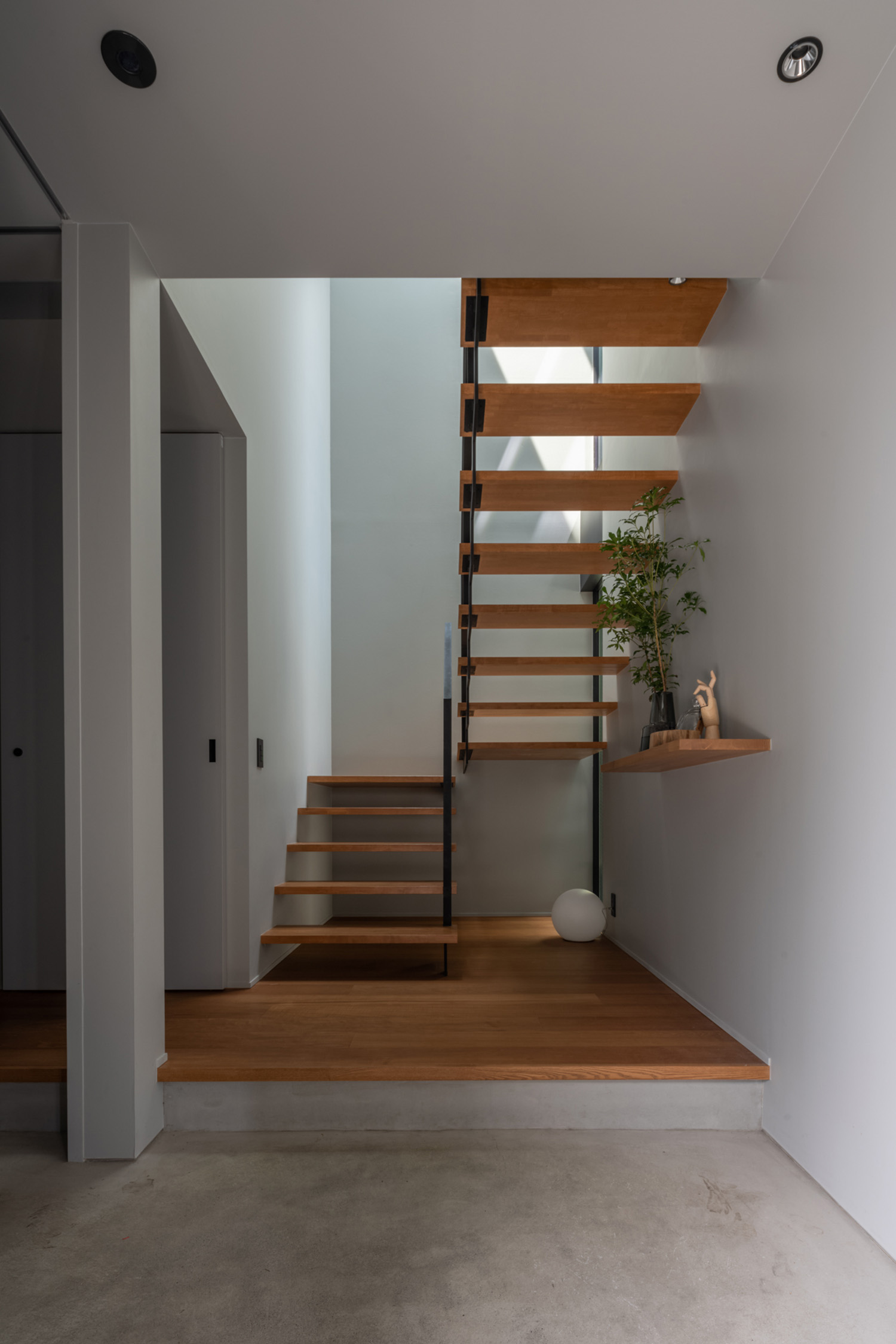 注文住宅・玄関・スケルトン階段・木製の階段