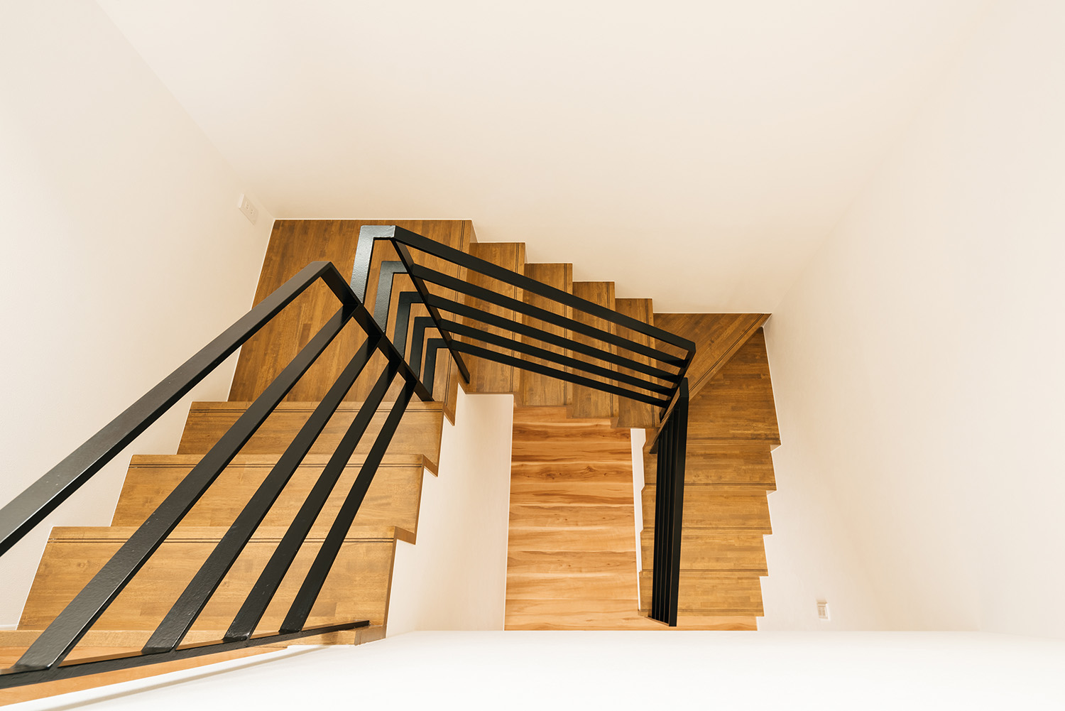 注文住宅・階段・回り階段・木製の階段・アイアンの手すり