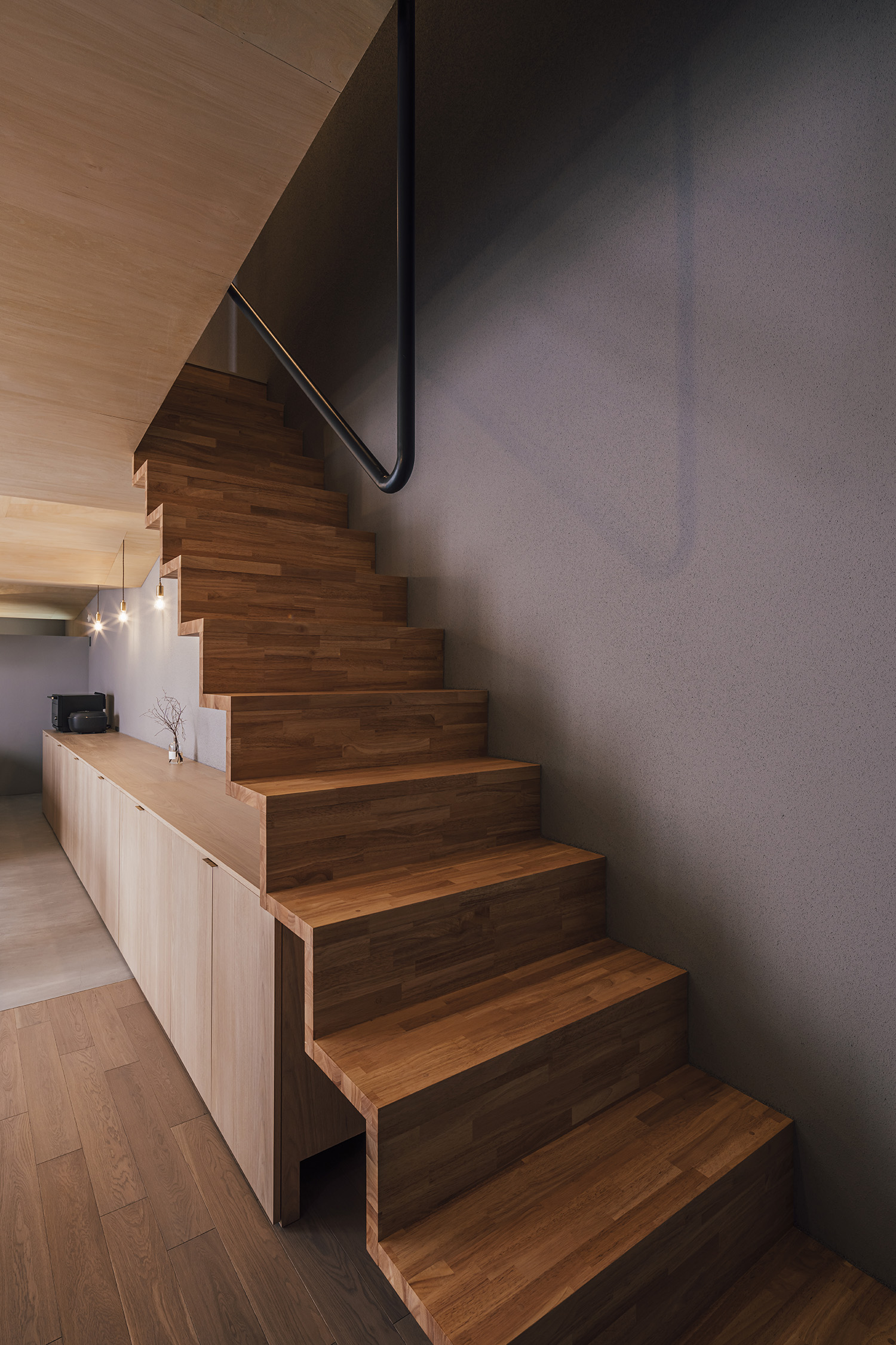 注文住宅・木製の階段・アイアンの手すり・一枚板の階段