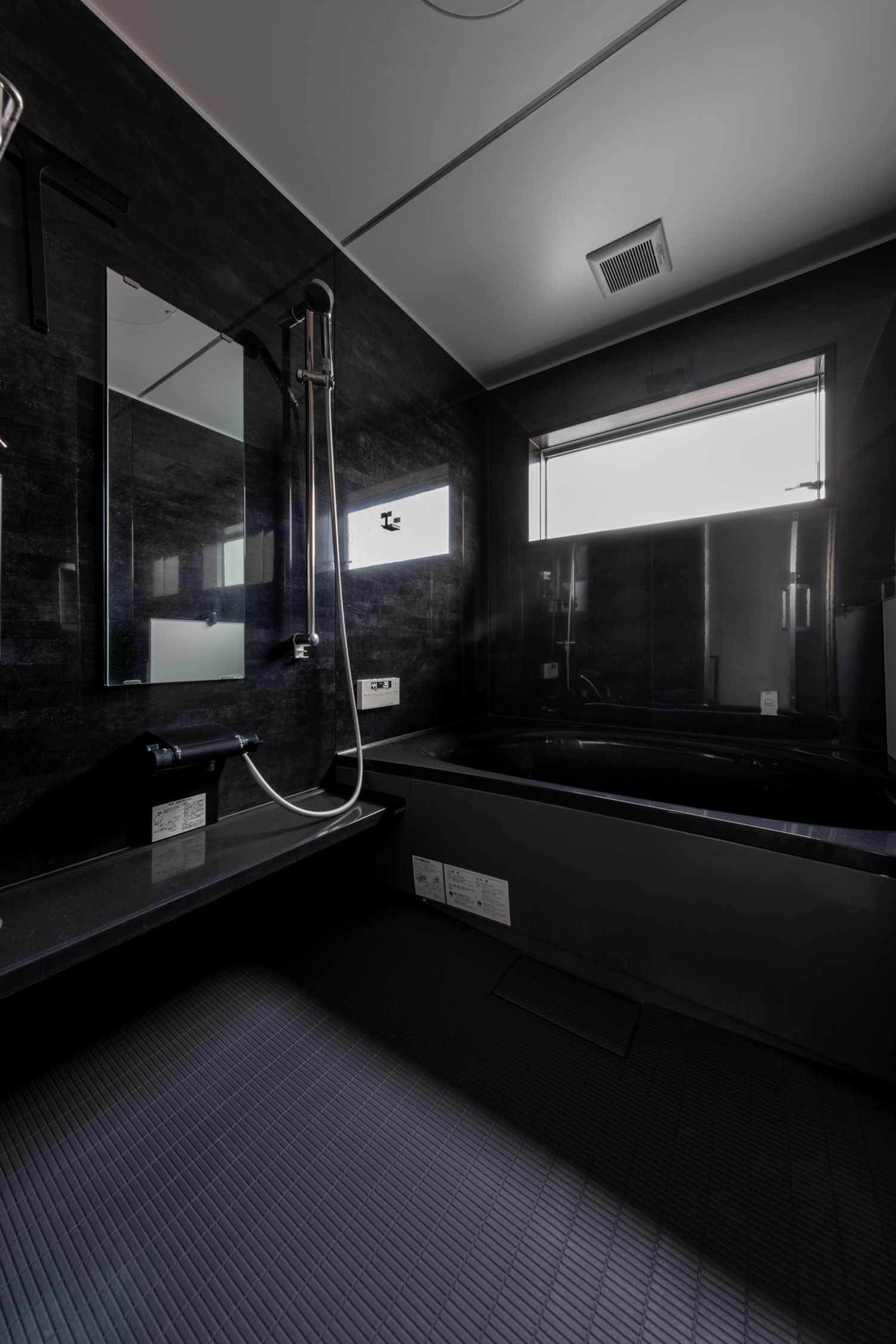 注文住宅・浴室・黒を基調とした浴室