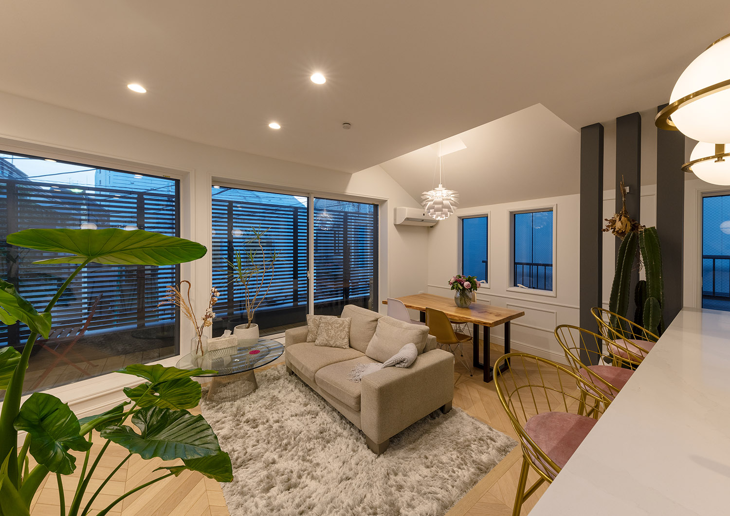 注文住宅・LDK・モダン・ヘリンボーンの床・大開口サッシ・開放感のある・観葉植物のある家・明るいリビング