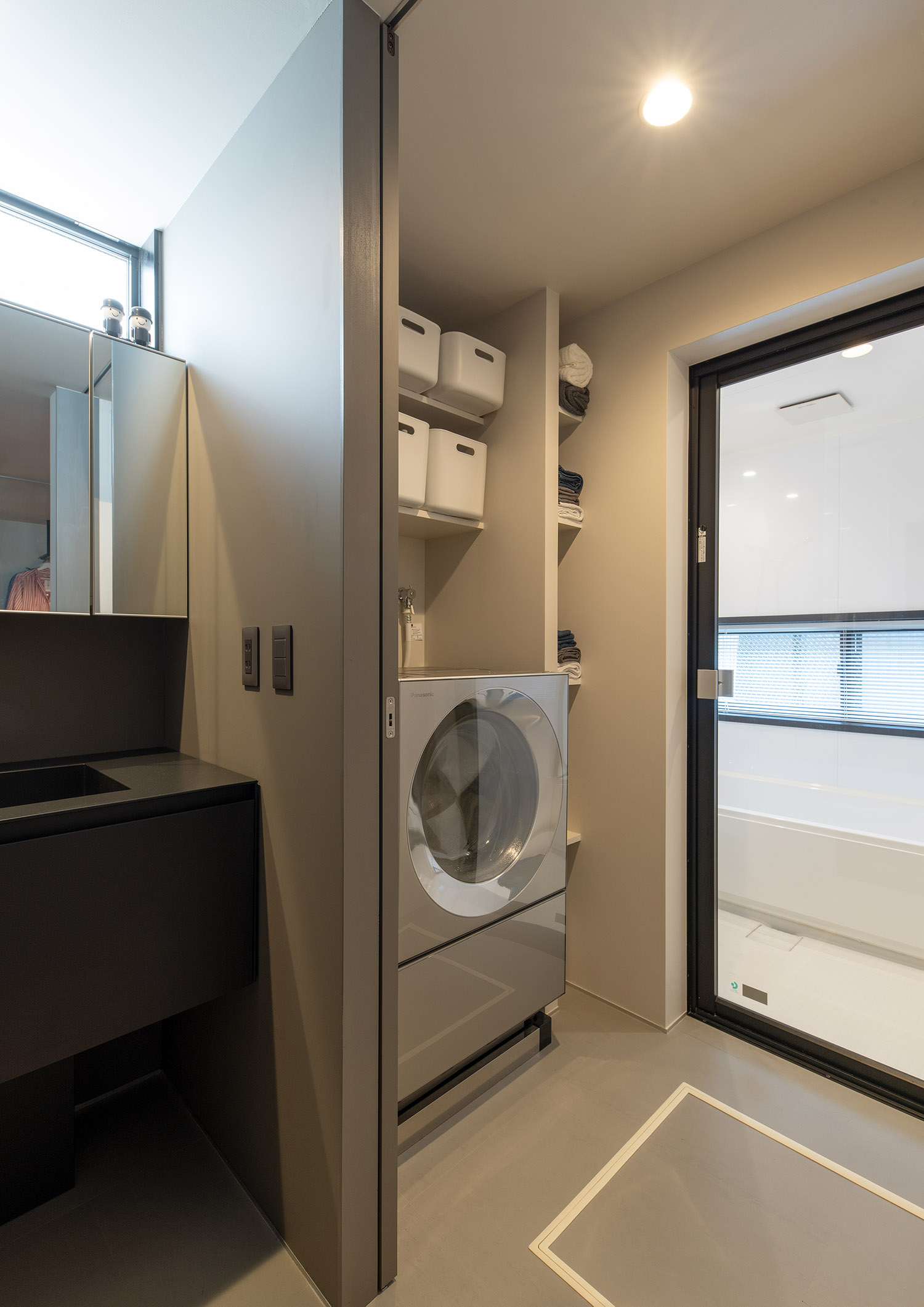 洗面所から脱衣所、ランドリールームへと繋がる空間・フリーダムアーキテクツの事例