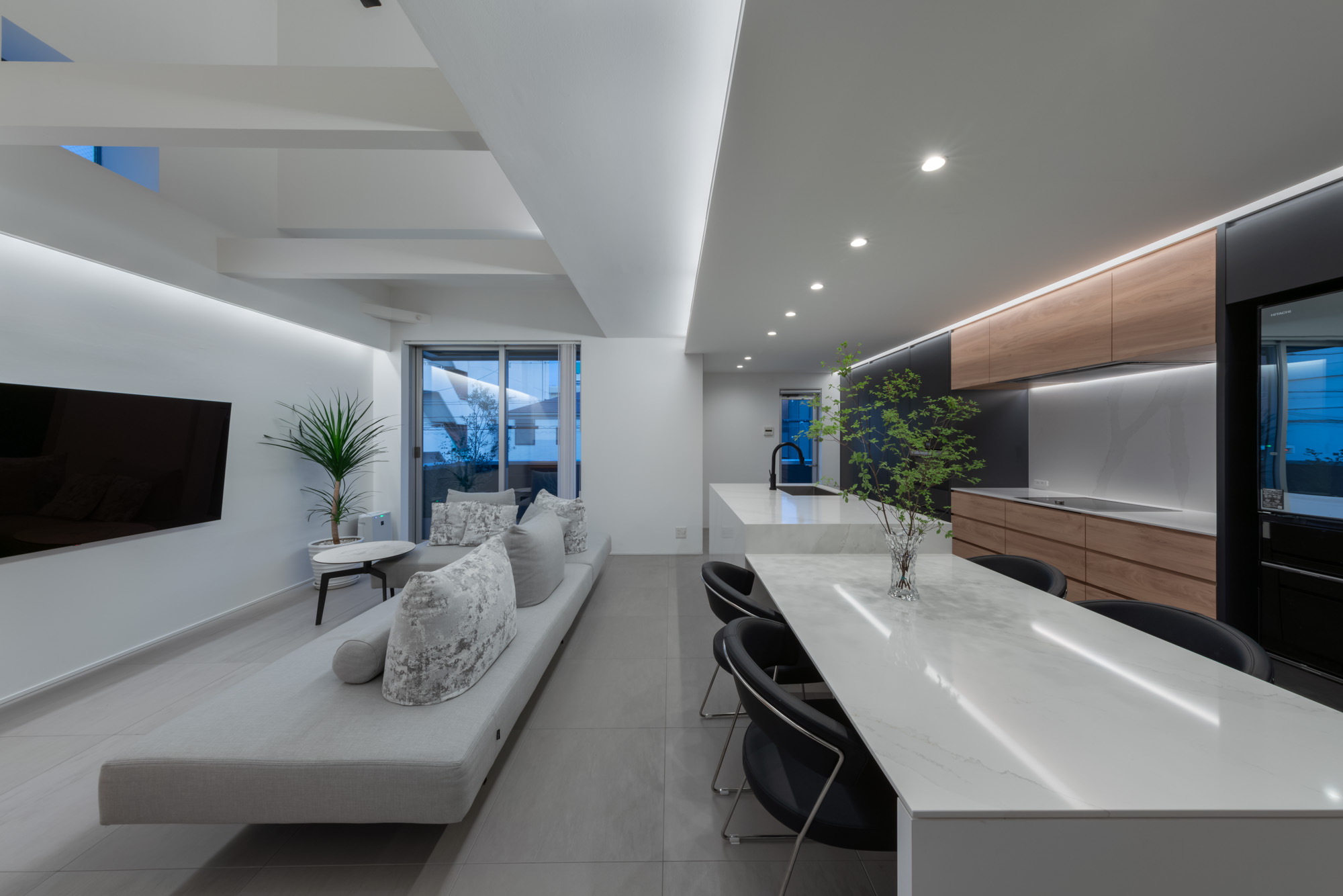 天井に間接照明を取り付けた白を基調としたLDK・デザイン住宅