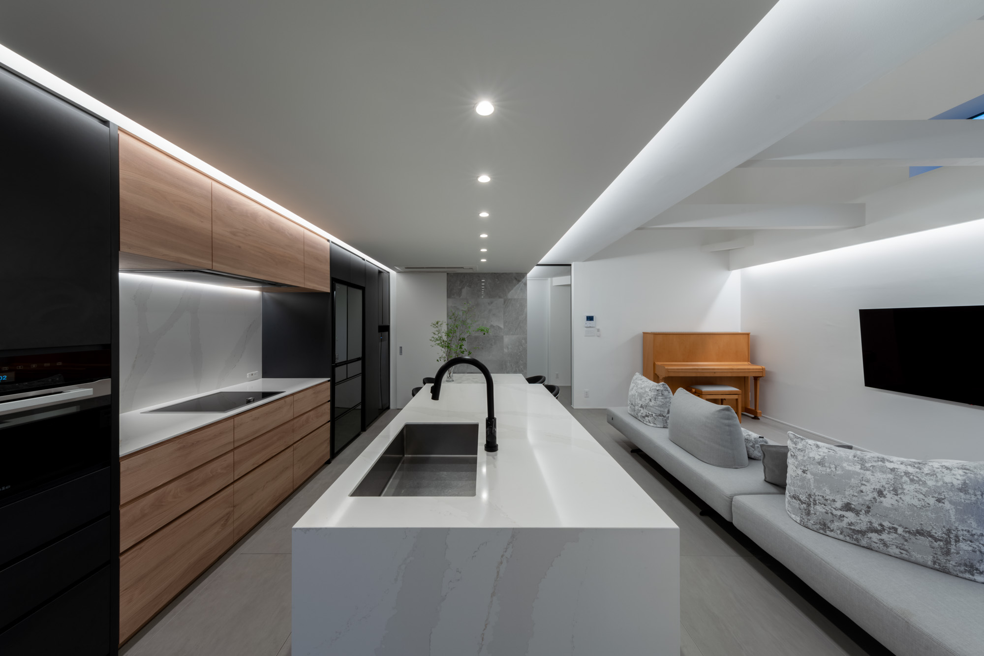 壁や天井の境目を利用し間接照明を設けたLDK・デザイン住宅