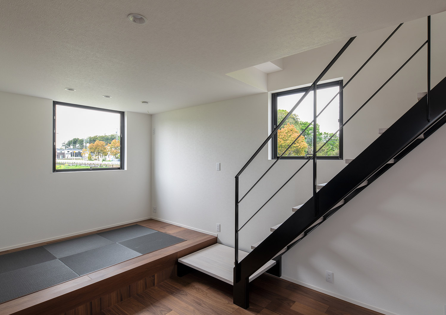 小上がりの畳スペースからスケルトン階段へと繋がっている空間・デザイン住宅