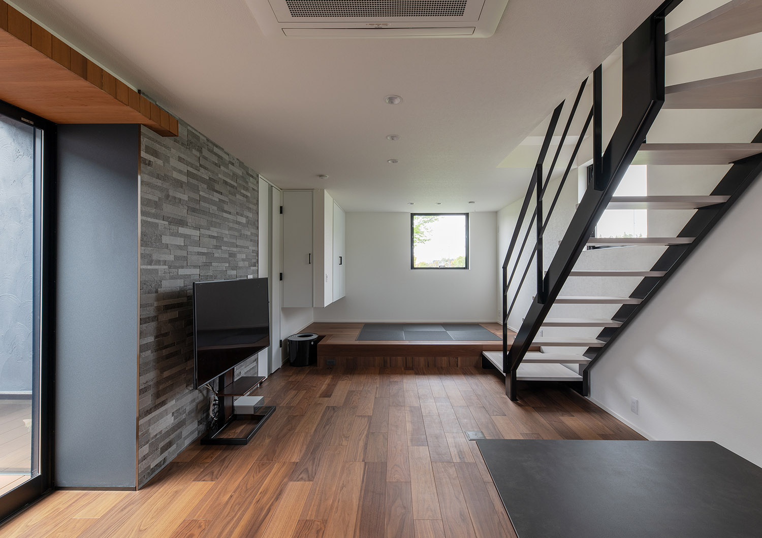 小上がりの畳スペースがある、リビングイン階段のあるLDK・デザイン住宅