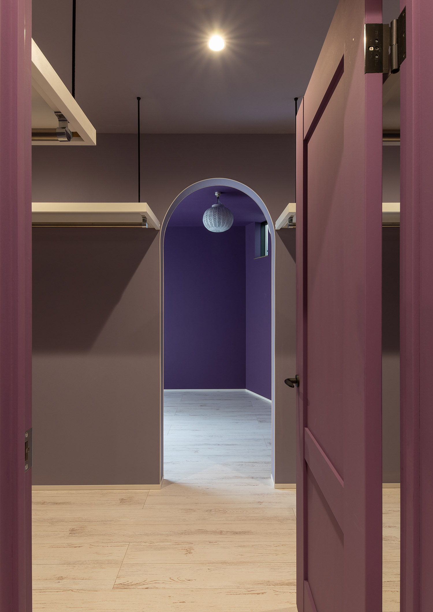 紫の扉の先にある、紫のクロスの部屋・デザイン住宅