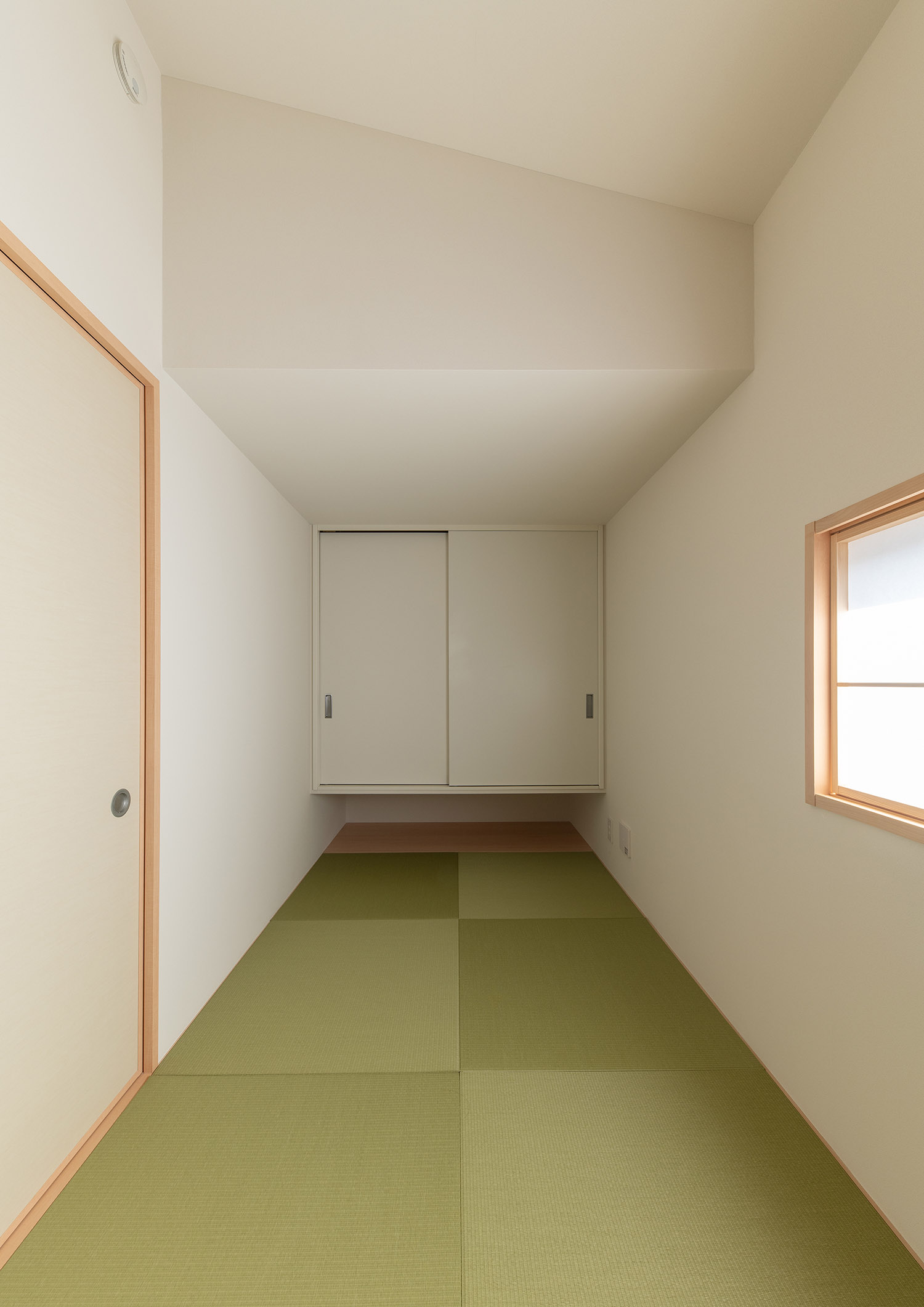 浮いたデザインの収納がある琉球畳の和室・デザイン住宅