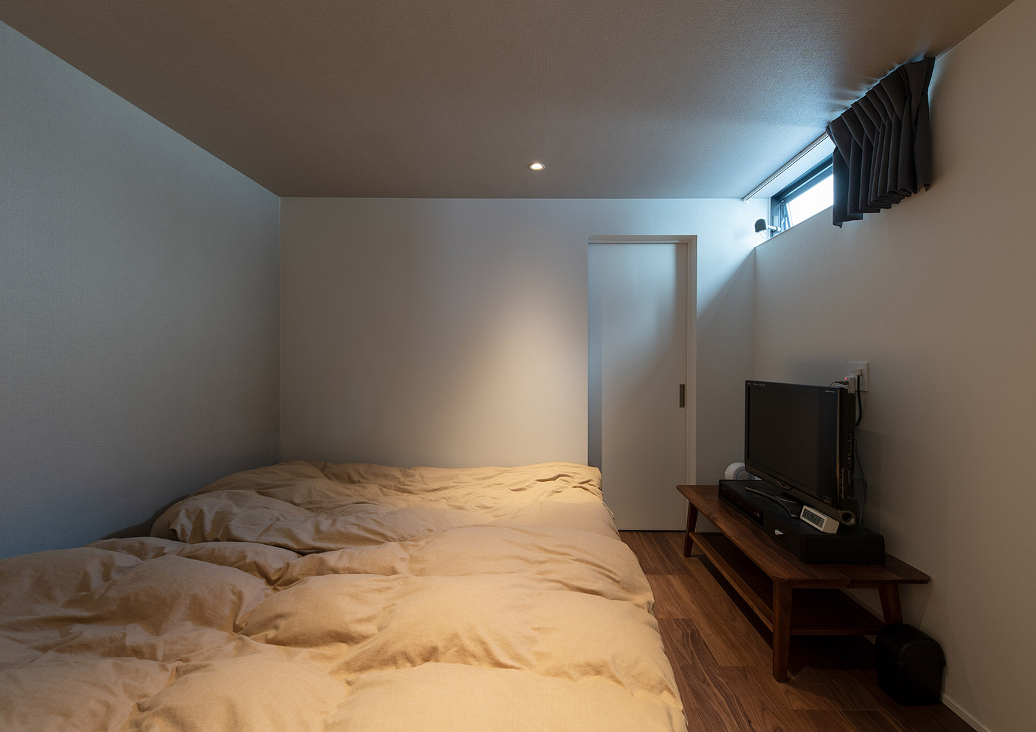 ハイサイドライトがある、テレビを置いた寝室・デザイン住宅