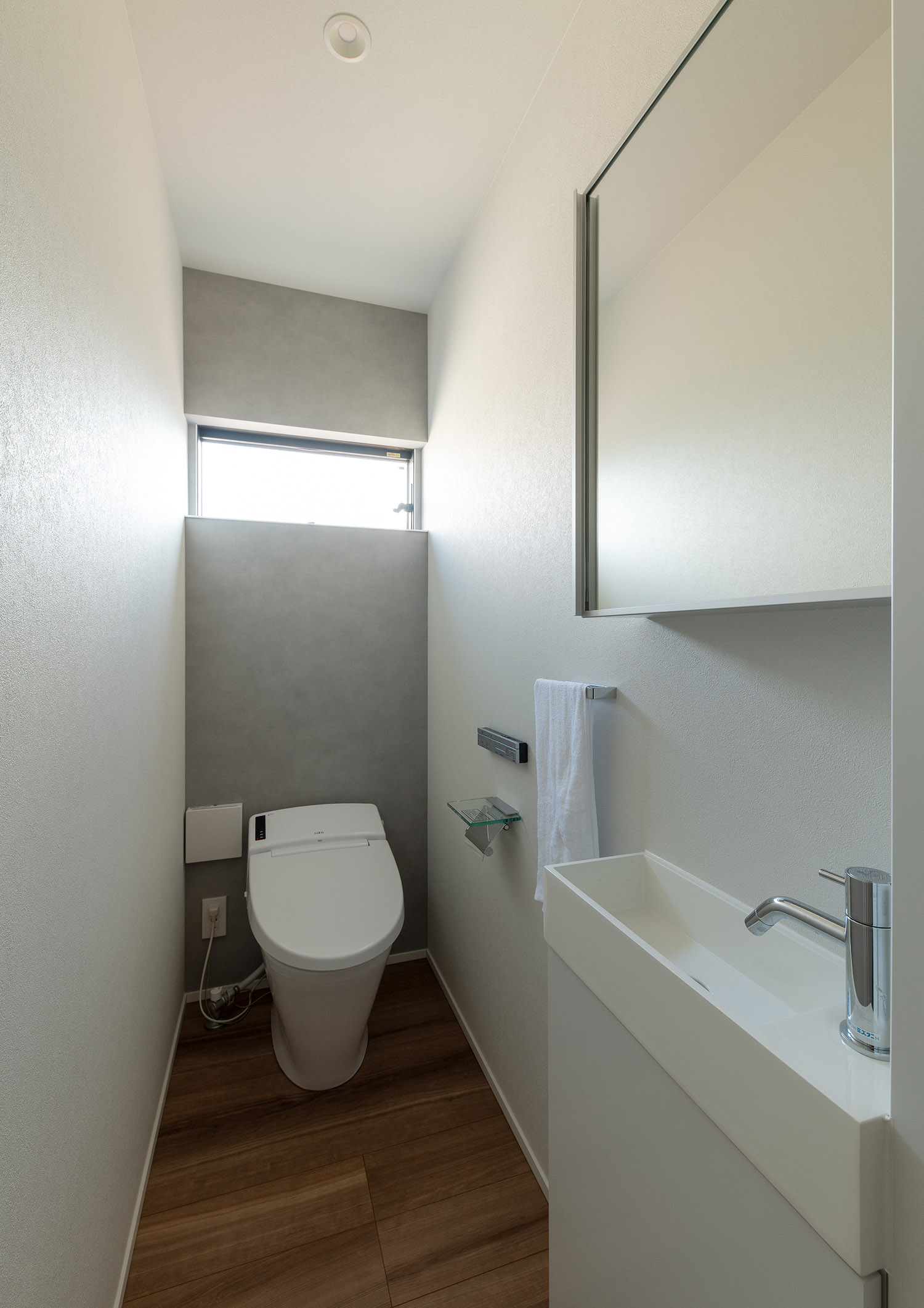 鏡付きの薄型手洗いを設けたトイレ・デザイン住宅