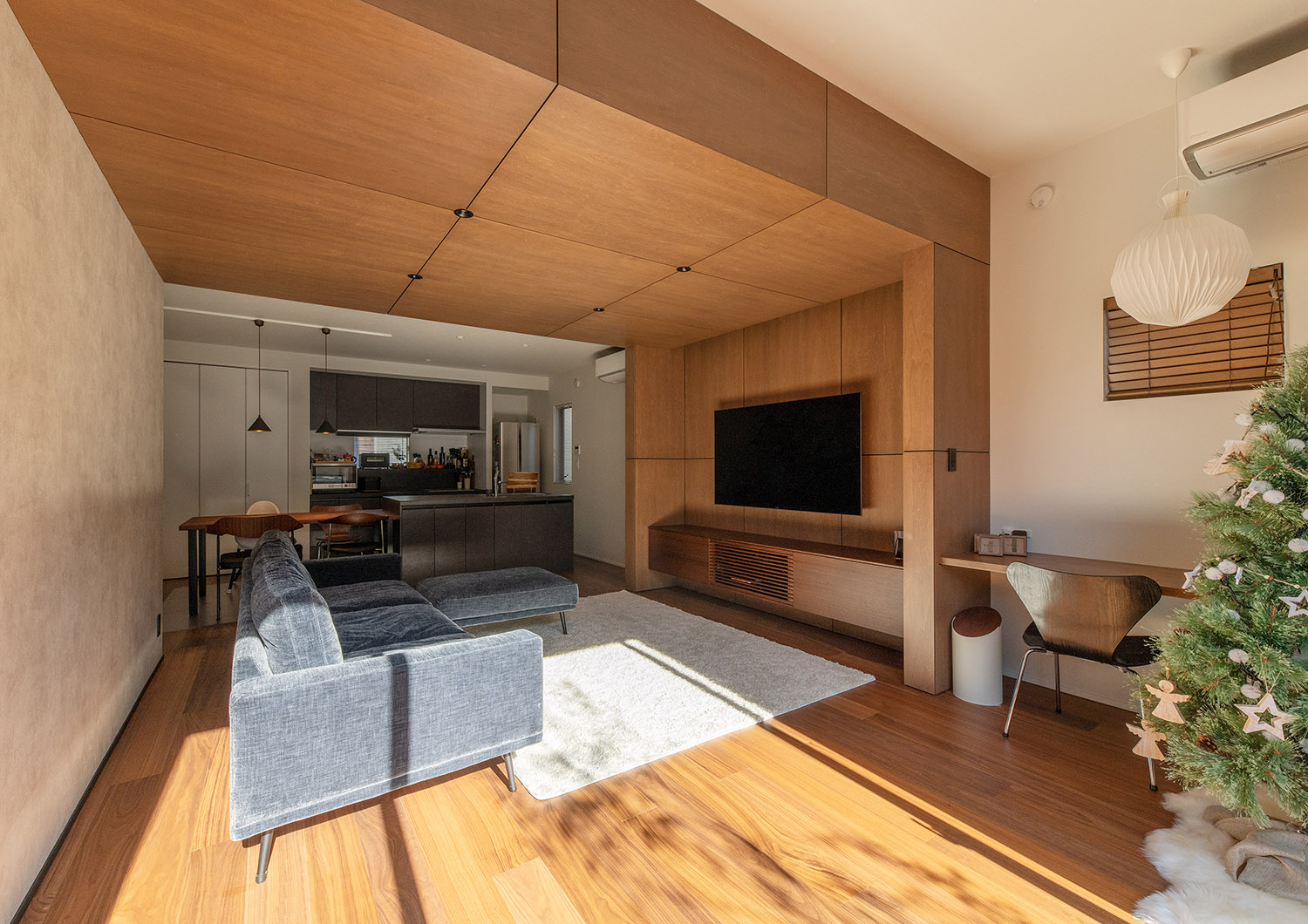 天井や壁に木材を使用したワークスペースのあるLDK・デザイン住宅