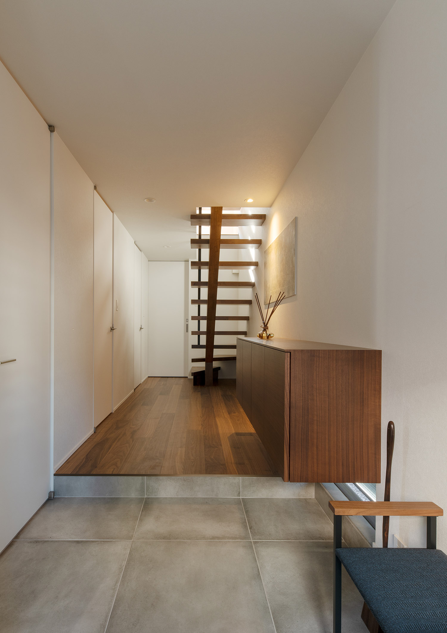 木製のスケルトン階段があるフローリングの廊下・デザイン住宅