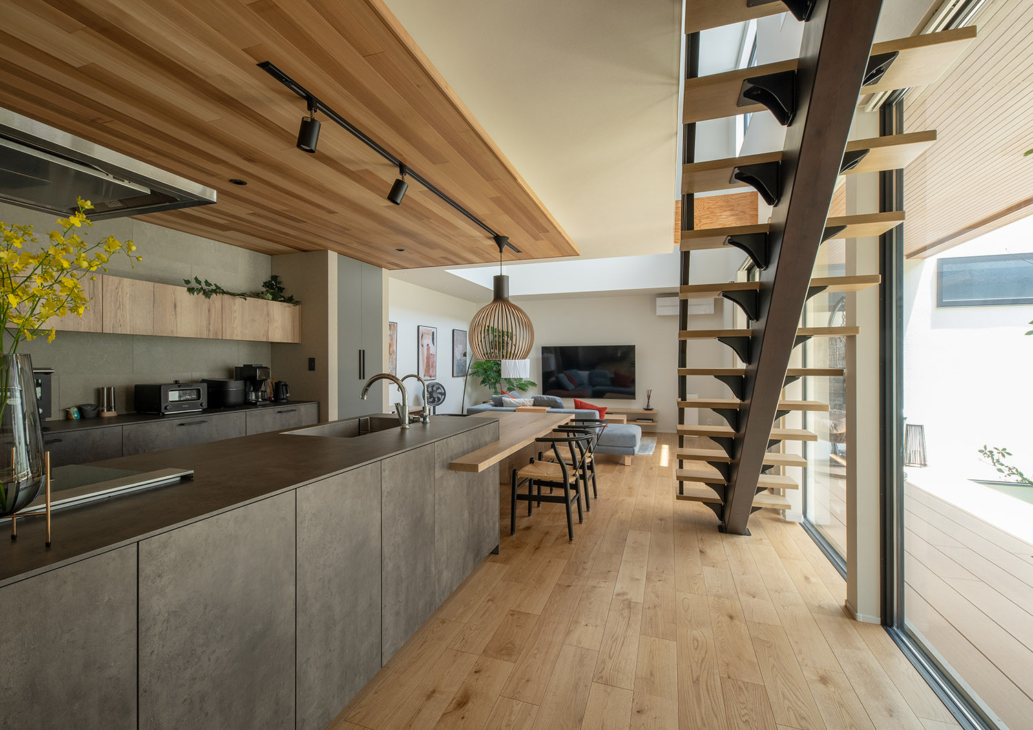 縁側とフラットに繋がる、木材を多く使用したリビングイン階段のあるLDK・デザイン住宅