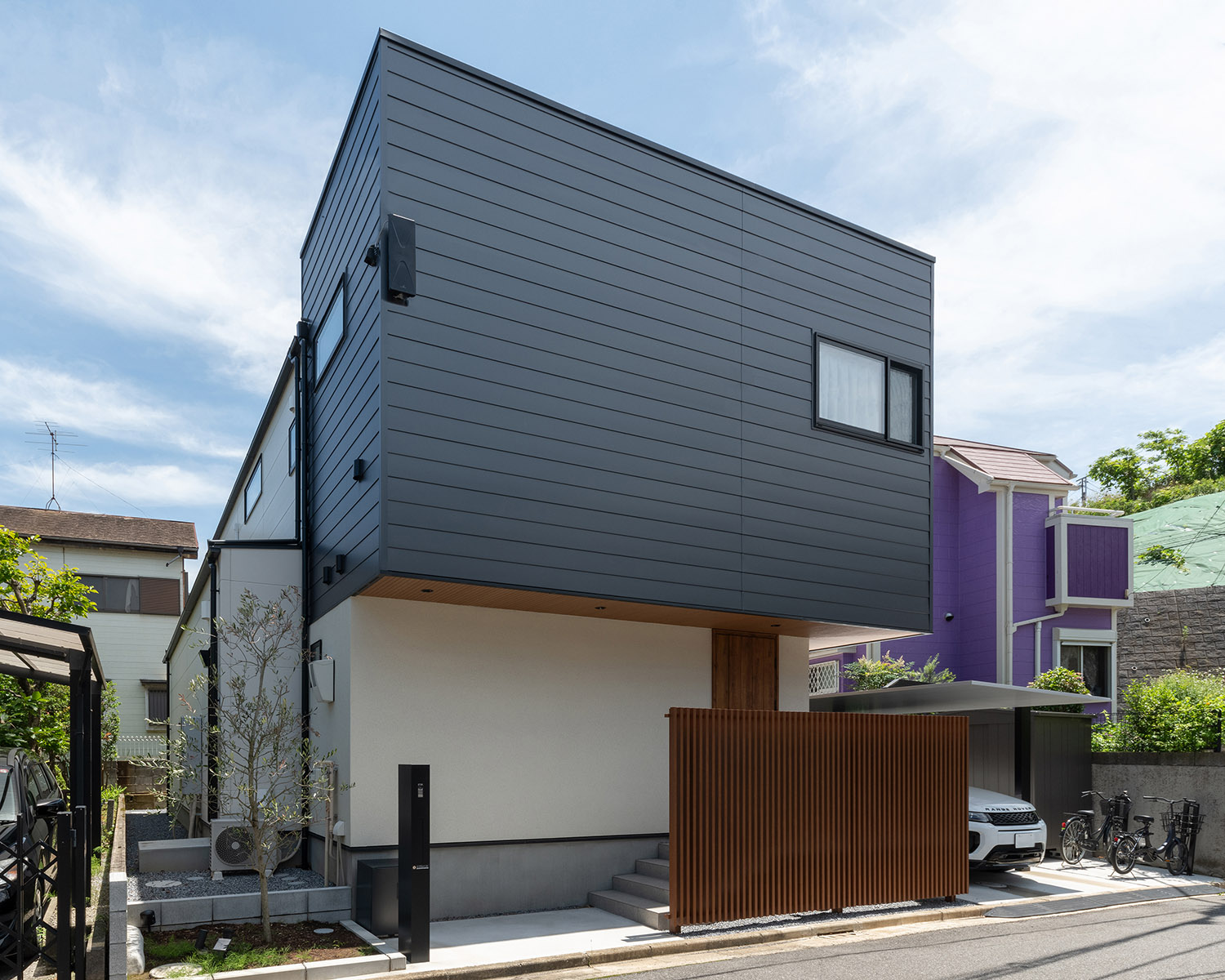 黒い金属の外壁と白い外壁を組み合わせた外観の住宅・デザイン住宅