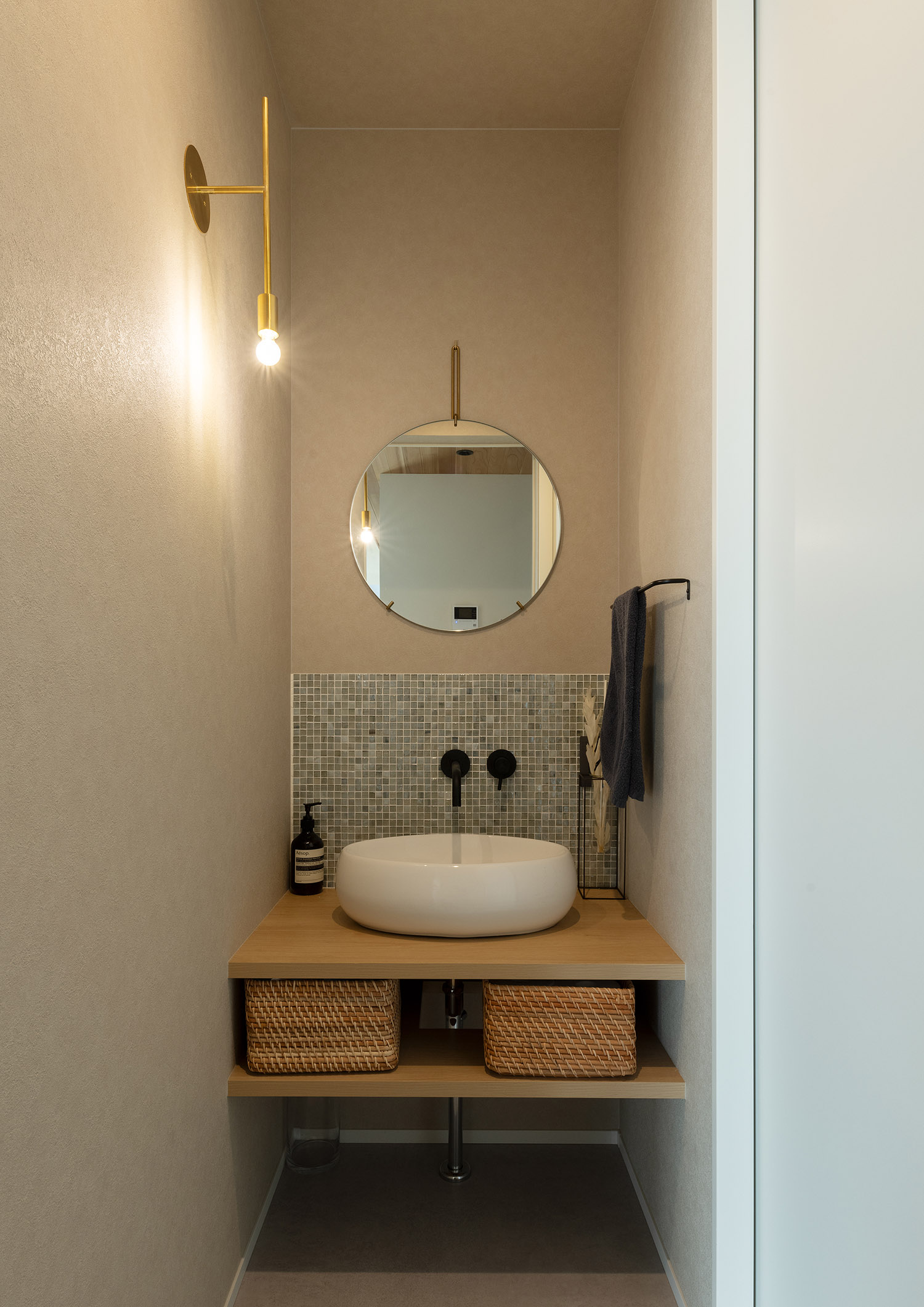 丸い鏡や、壁付け水栓付きの洗面ボウル等ホテルライクな手洗いカウンター・デザイン住宅
