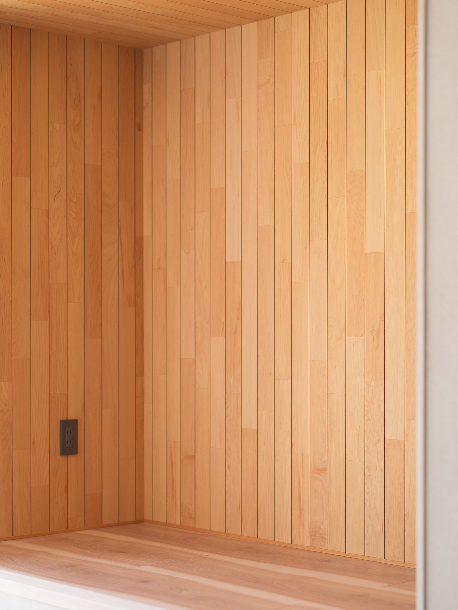 床と壁で異なる木材を使った空間・デザイン住宅