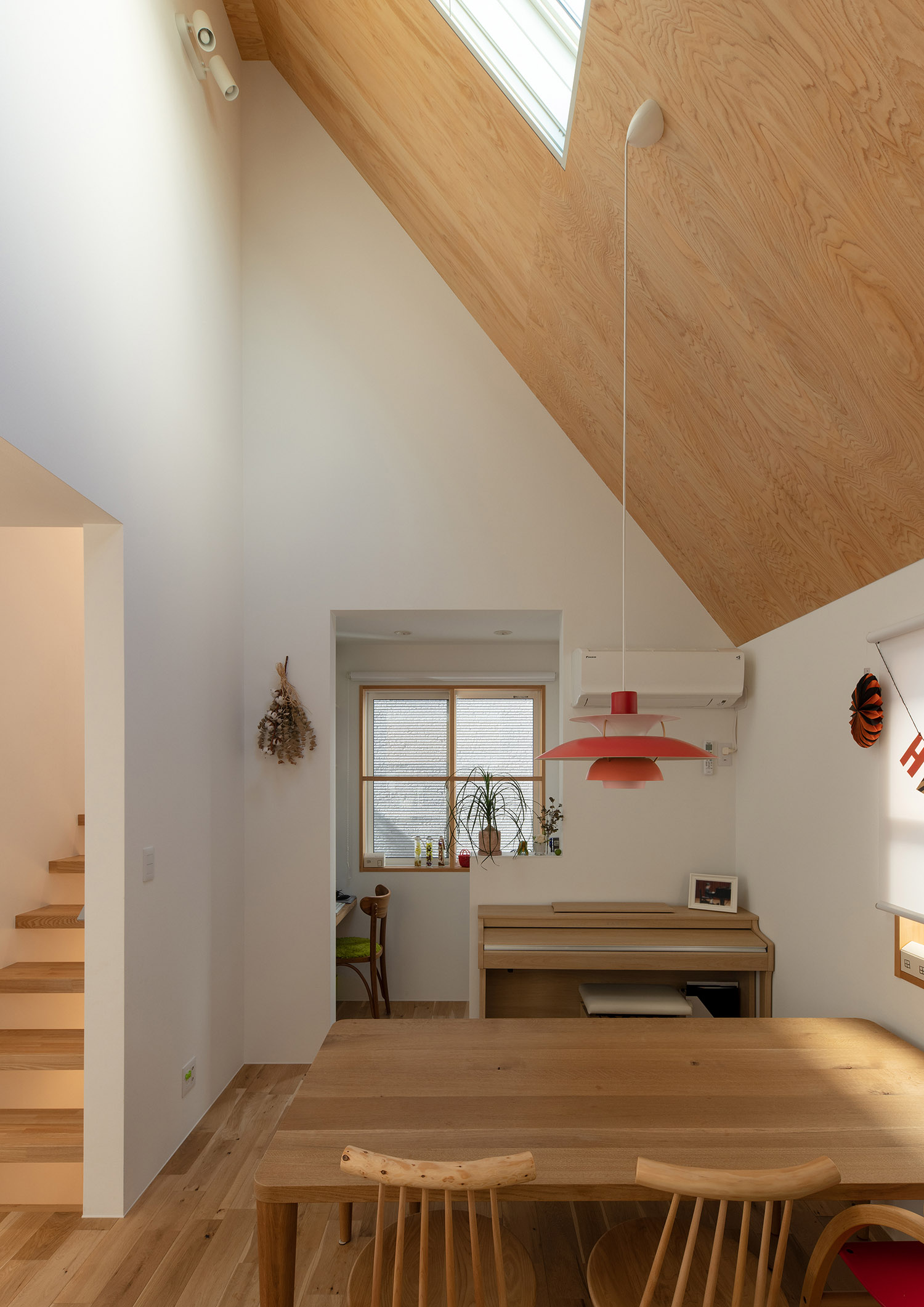 木の斜め天井に天窓を取り付けた明るいLDK・デザイン住宅
