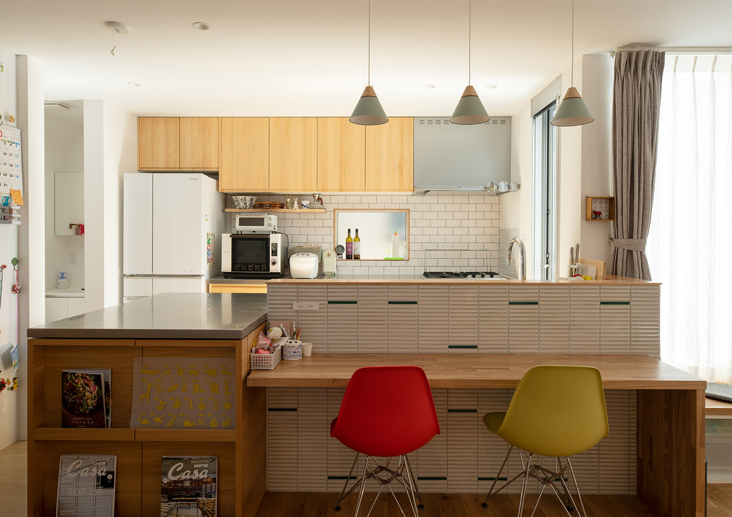 壁や腰壁にタイルを張ったおしゃれなキッチン・デザイン住宅