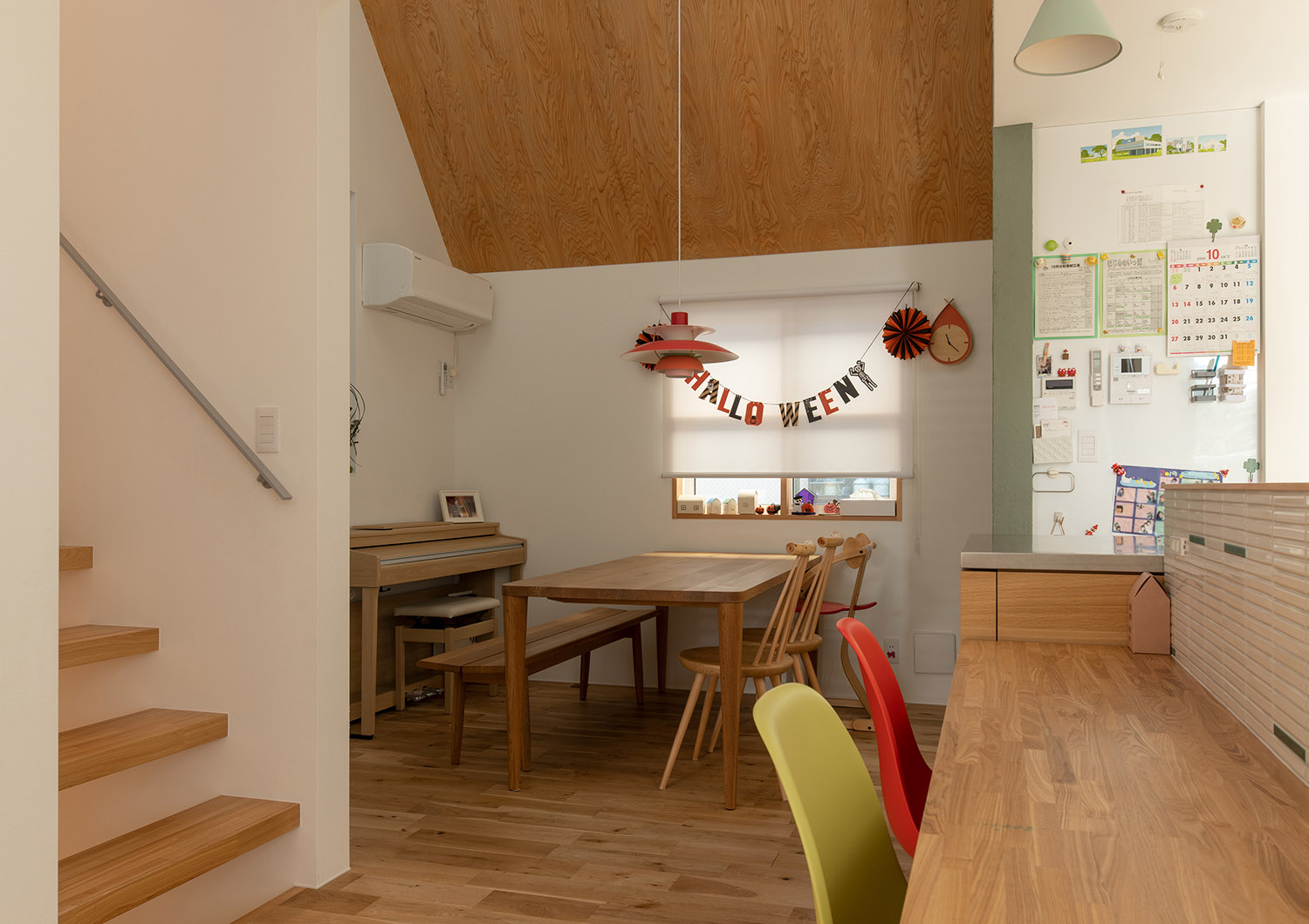 カウンターやダイニングテーブルだけでなく天井にも木を使用した温かみのあるLDK・デザイン住宅