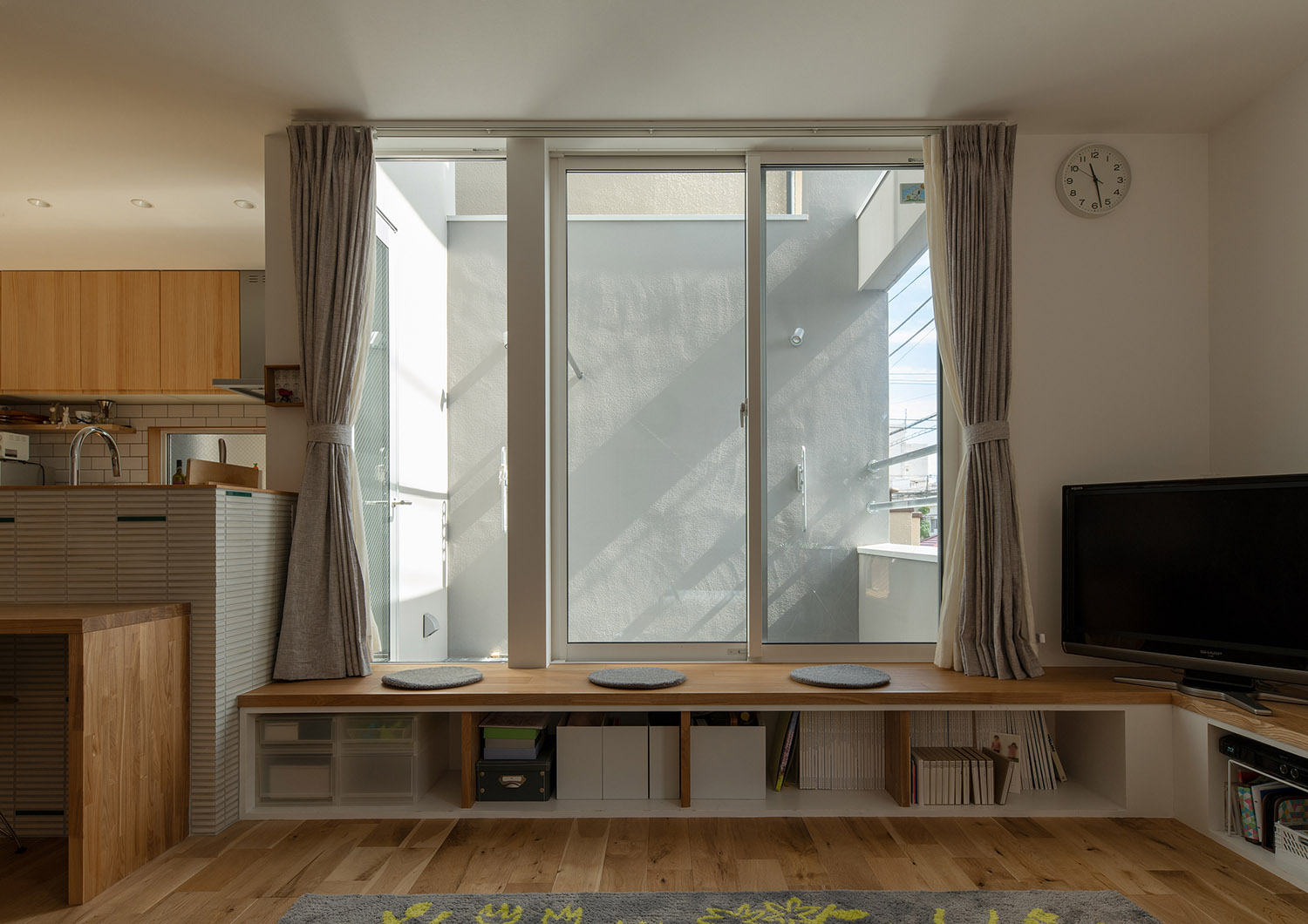 窓際に造作ベンチを取り付けた開放的なLDK・デザイン住宅
