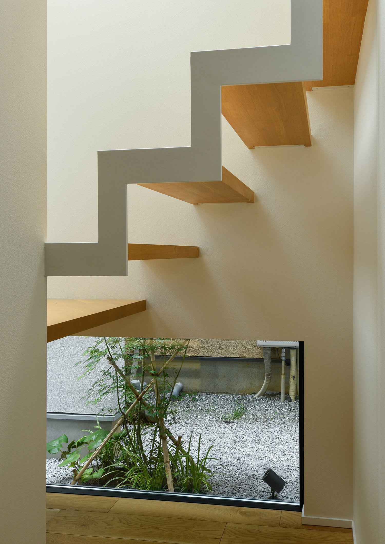 植栽が見える窓を階段下に設けたおしゃれなデザイン・デザイン住宅