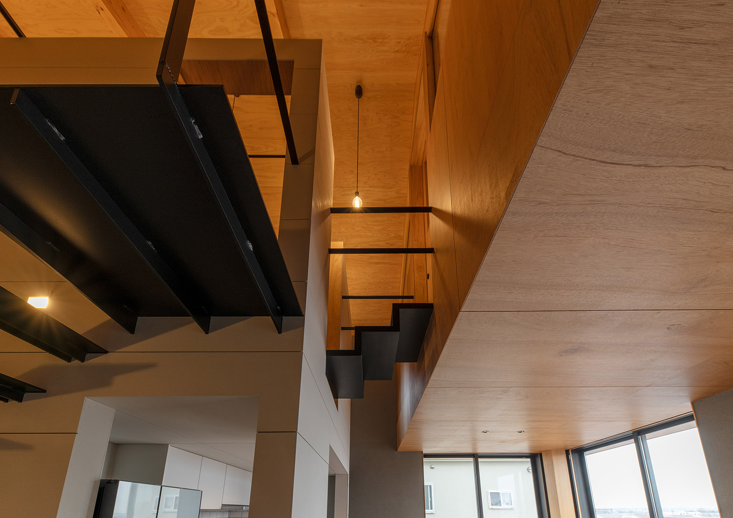 木目の天井で吹き抜けになっている開放的なLDK・デザイン住宅