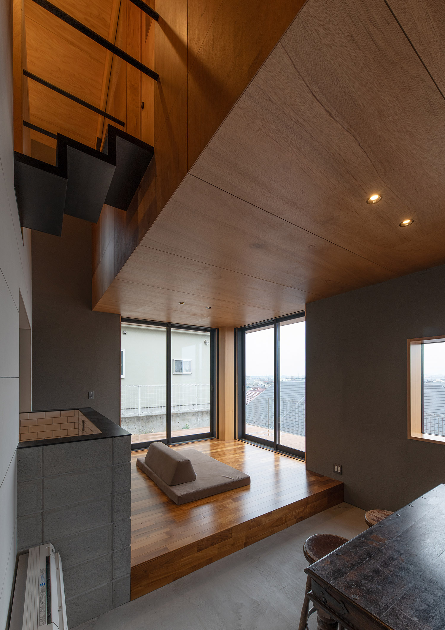 木目の天井で吹き抜けのある、開放的なLDK・デザイン住宅