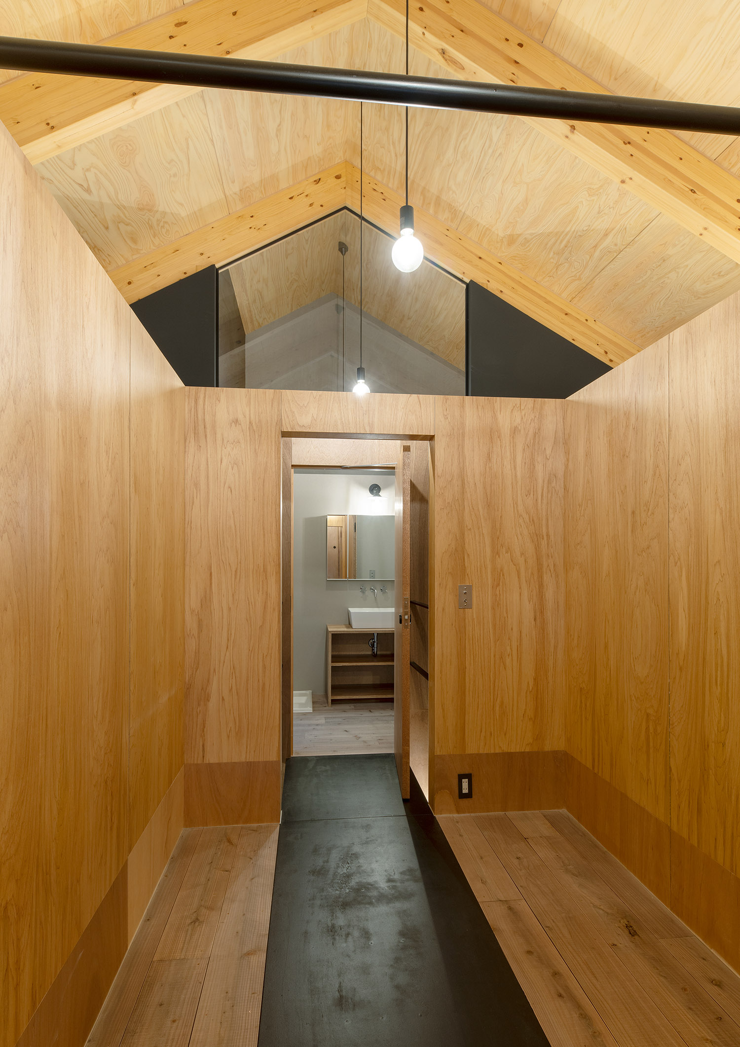 洗面所と繋がる木の三角屋根の空間・デザイン住宅