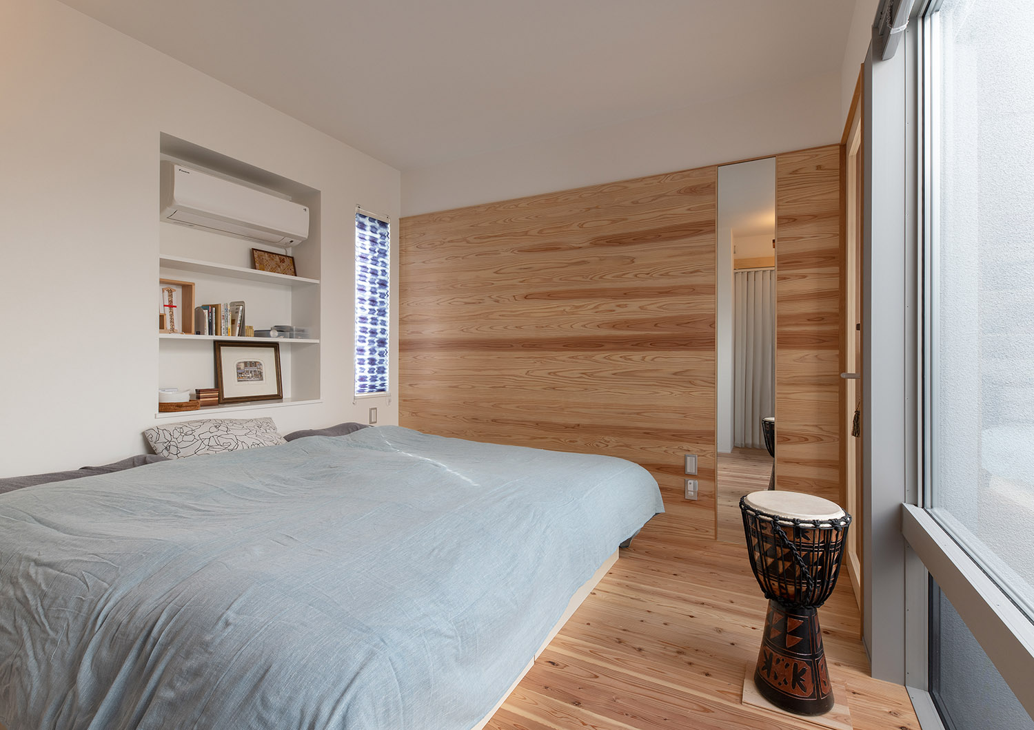 床と壁に無垢材を使用したナチュラルな寝室・デザイン住宅