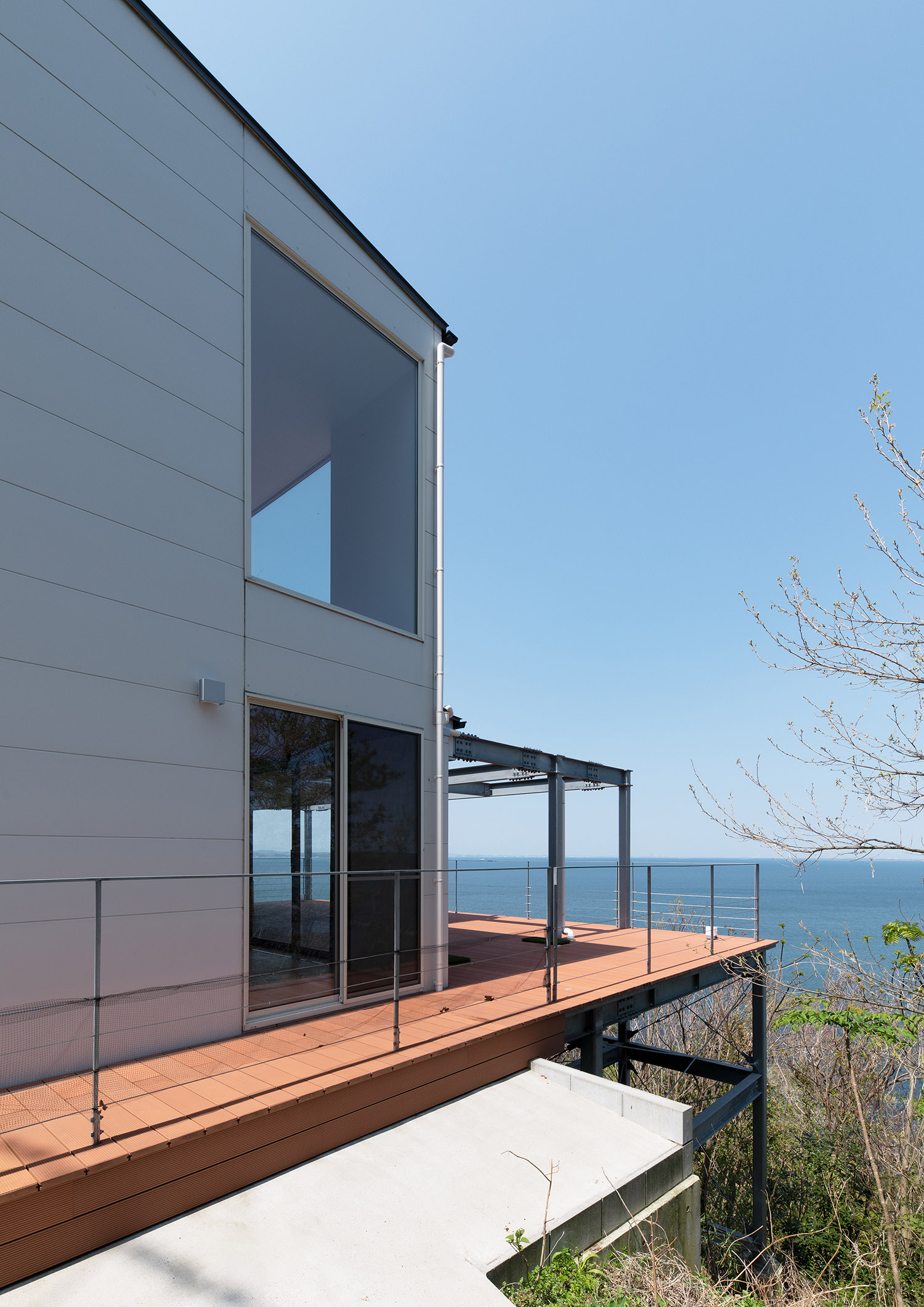 海が見渡せるテラスがある白い外壁の家・デザイン住宅