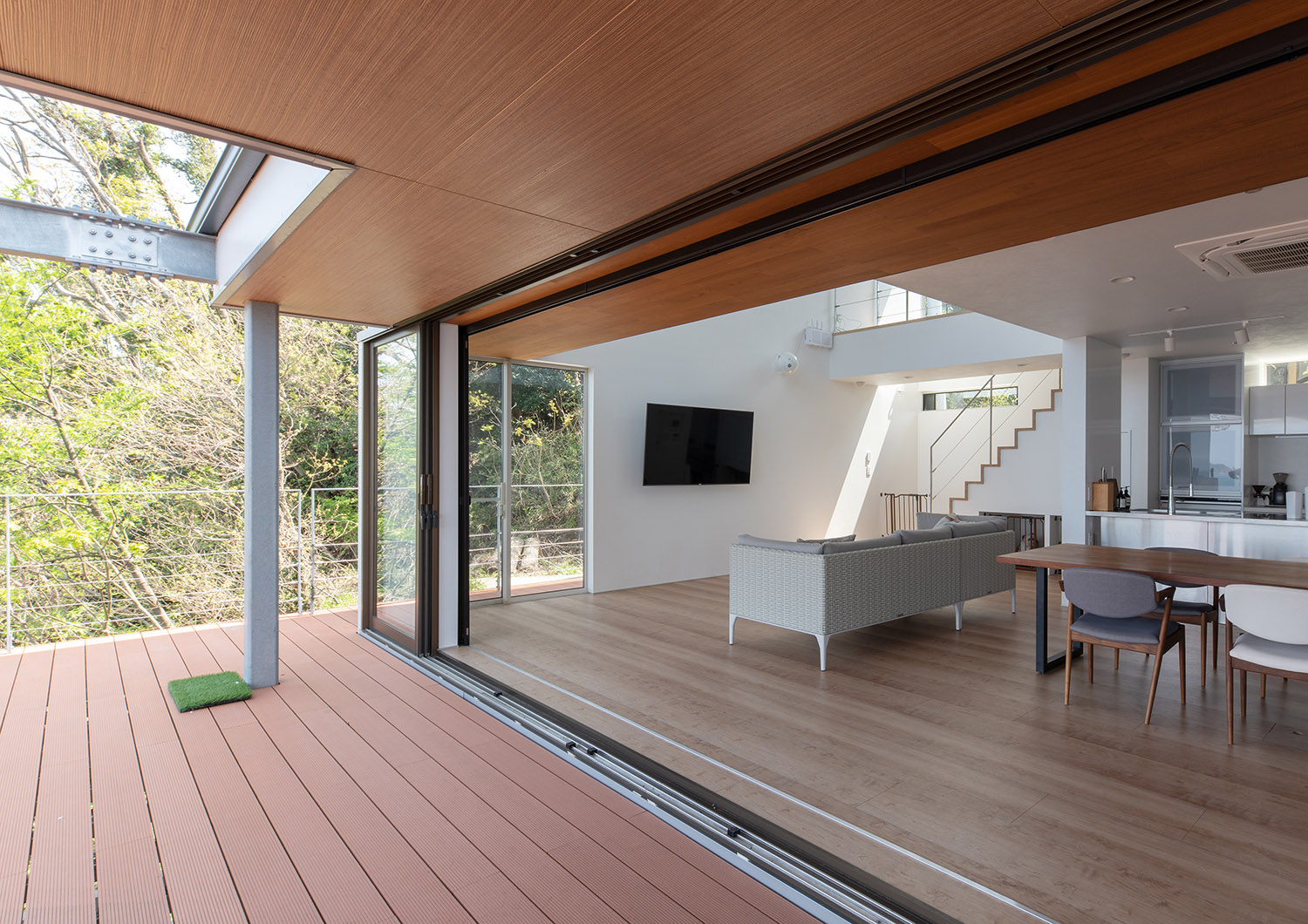 木目の軒天井があるウッドデッキのテラス・デザイン住宅